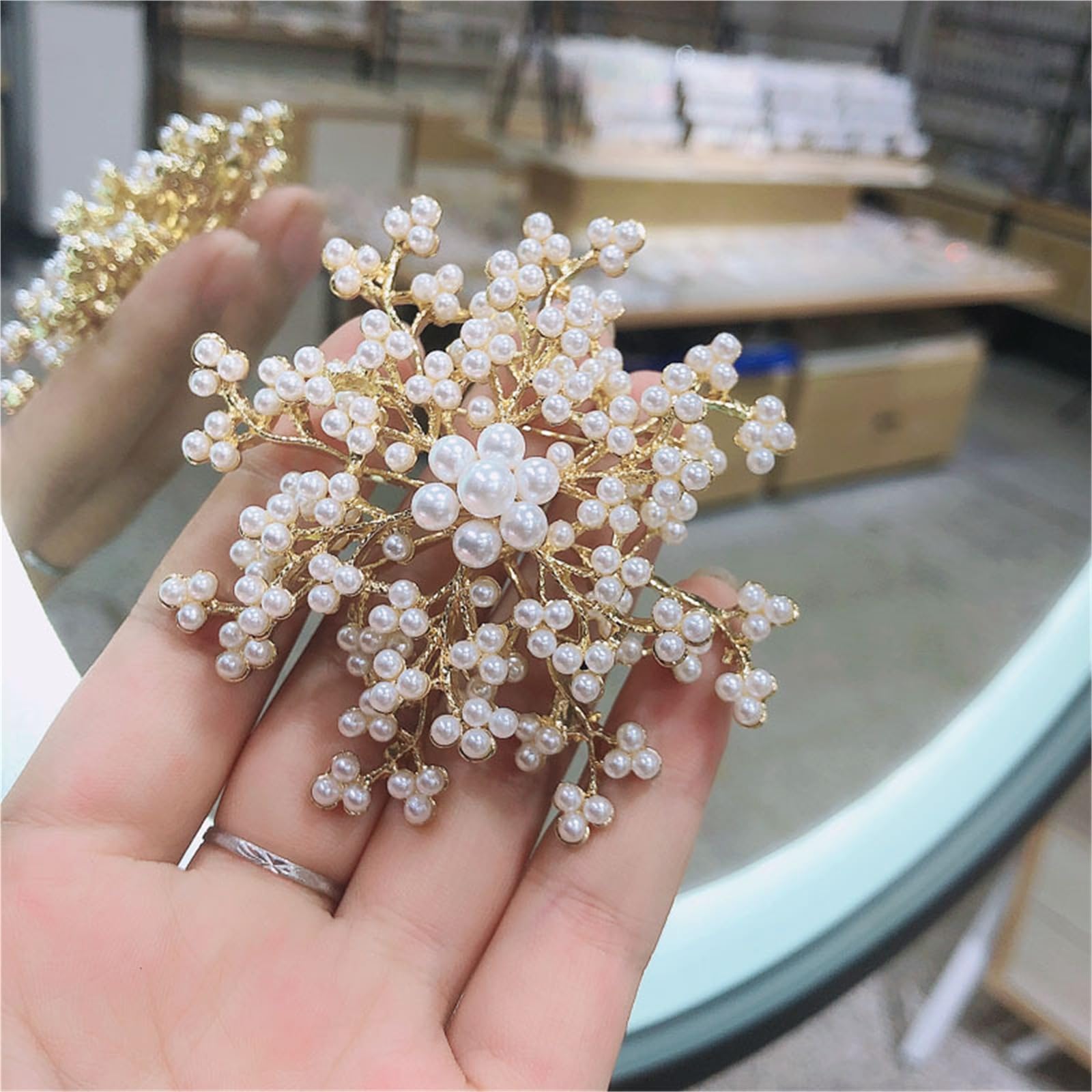Broche refinado de perlas de copo de nieve, pin de perlas de imitación de moda para ropa de invierno y accesorios florales