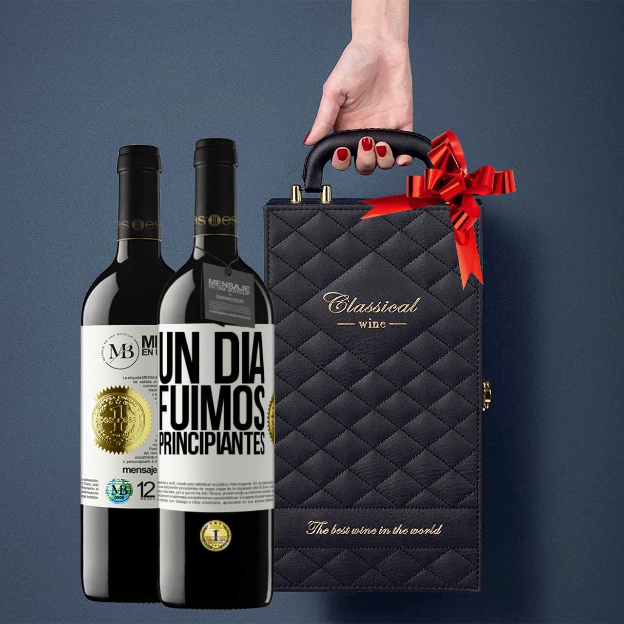 «Un día fuimos principiantes» Mensaje en una Botella. Estuche-Maletín de LUJO 2x Vino Tinto Premium Reserva 12 Meses y Set de 4 Accesorios. Etiqueta Blanca PERSONALIZABLE
