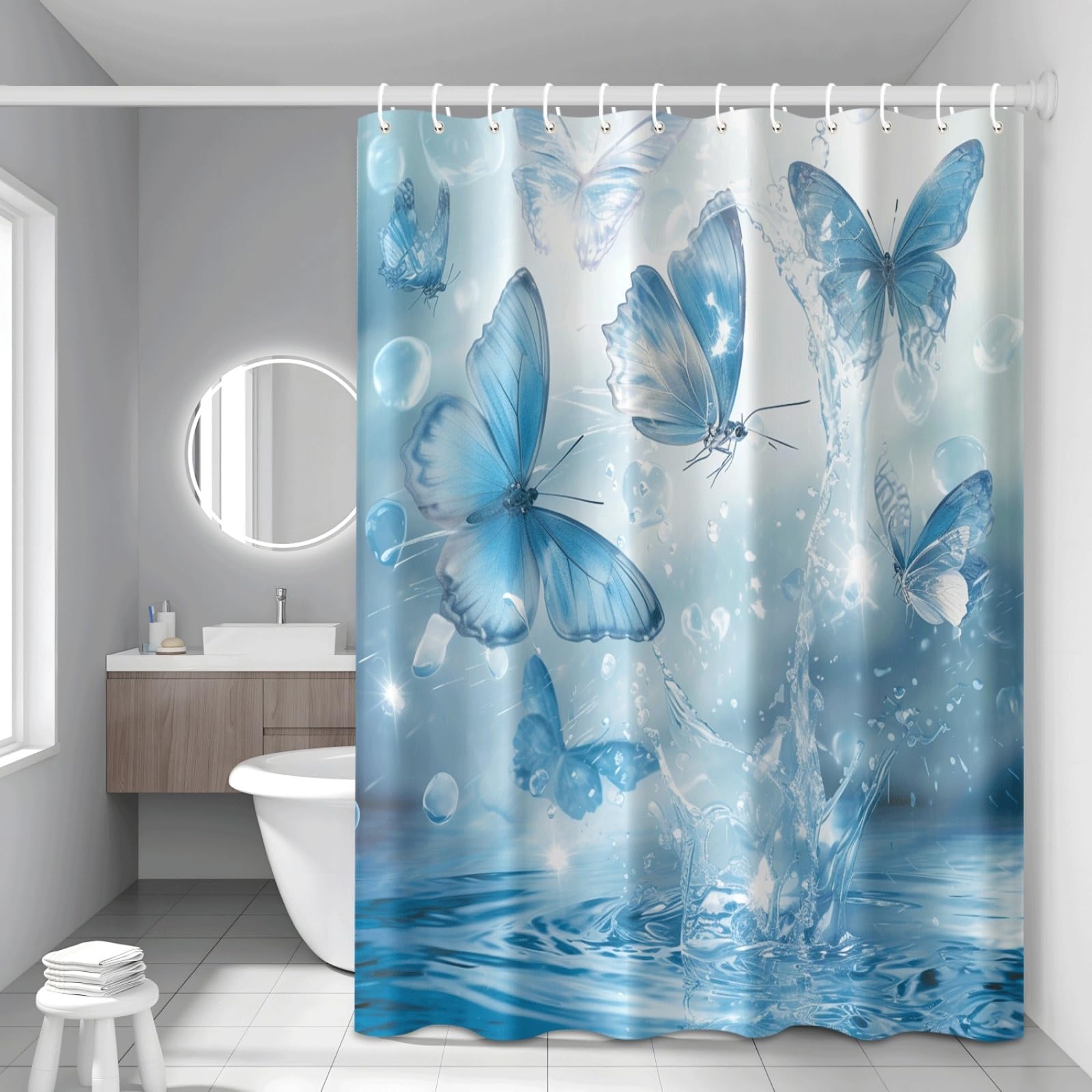 Rideau baignoire bleu clair pour une salle de bain nature rafraîchissante