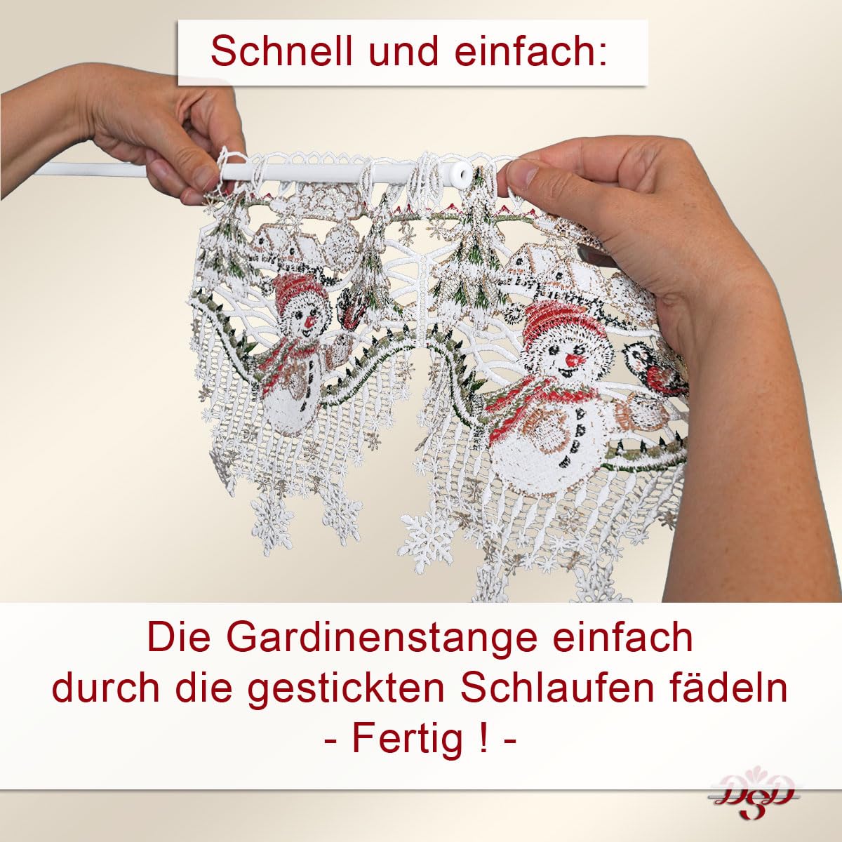 Weihnachts-Feenhausgardine Winterfreunde | Spitzenstickerei Kleiner Schneemann mit Vögelchen | Scheibenhänger mit Winterhäuschen, Tannenbäumen, gestickten Schneeflocken aus Plauener Spitze 22 cm hoch