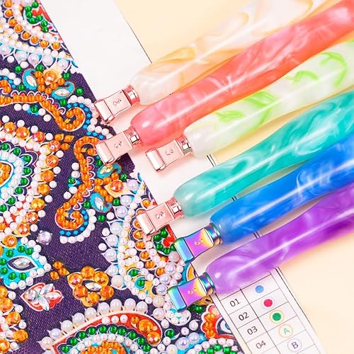 Miniatura 8 de Diamond Painting Art Club - Juego de lápices ópticos con punta de acero inoxidable, multicolocadores y pegamento de arcilla para pintura de