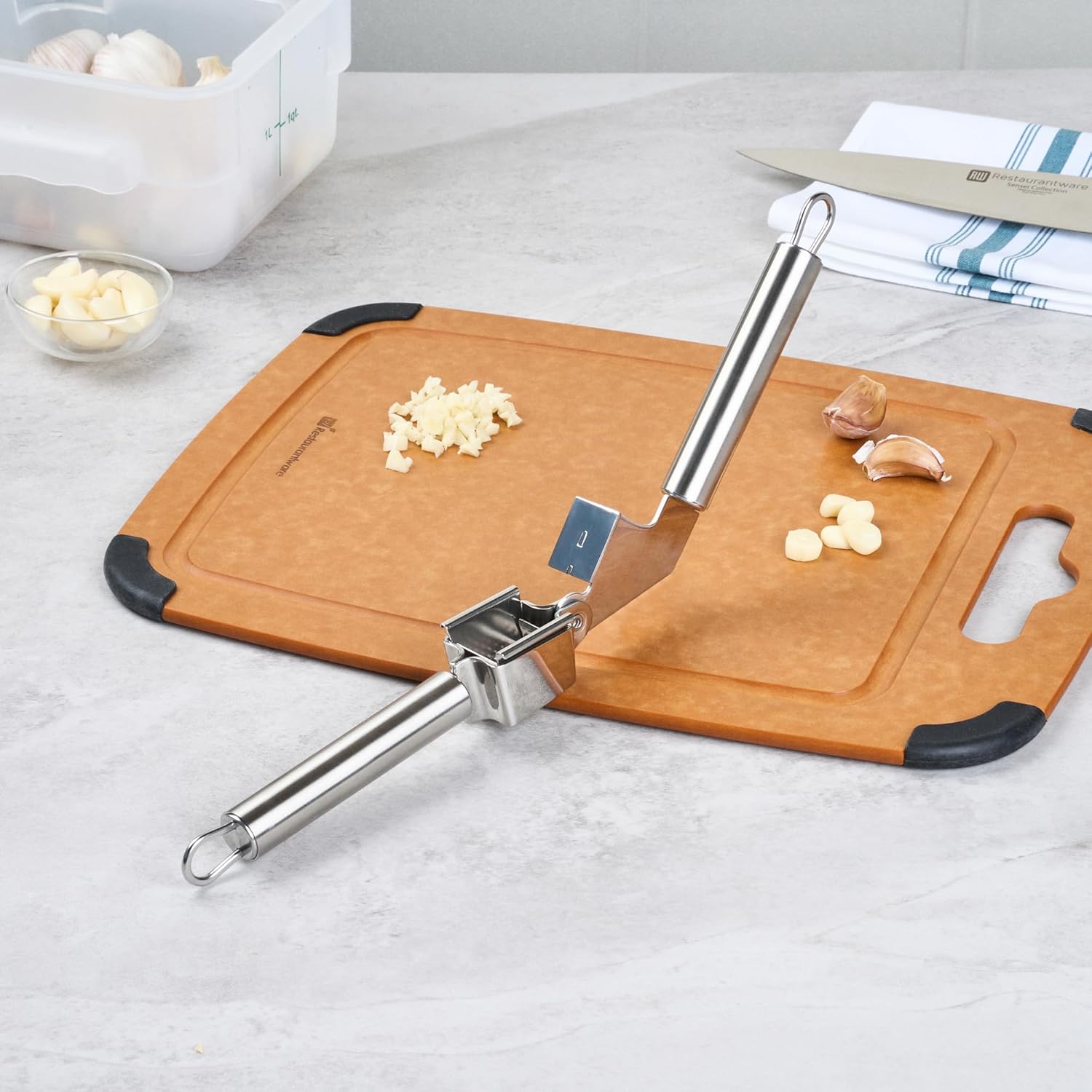 Restaurantware Stainless Steel Garlic Press - German Standard Garlic Mincer Tool Easy to Squeeze and Clean, Dishwasher Safe - Heavy Duty Garlic Chopper Tool for Ginger, Seeds