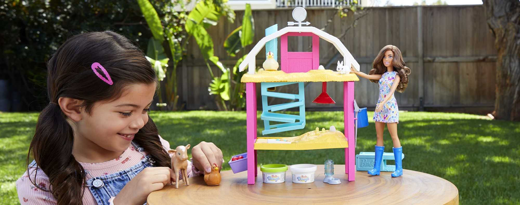 Barbie - Fattoria dei Cuccioli, bambola petite, castana, pollaio, pasta modellabile, stampo, animali e molto altro ancora, Giocattolo per Bambini 4+ Anni, HGY88