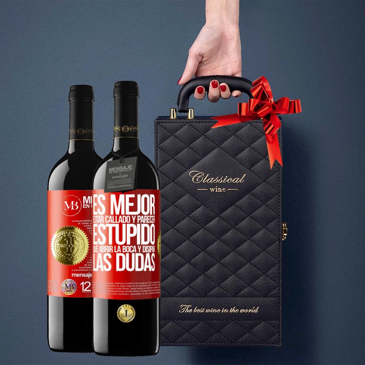 «Es mejor estar callado y parecer estúpido, que abrir...» Mensaje en una Botella. Estuche-Maletín de LUJO 2x Vino Tinto Premium Reserva 12 Meses y Set de 4 Accesorios. Etiqueta Roja PERSONALIZABLE