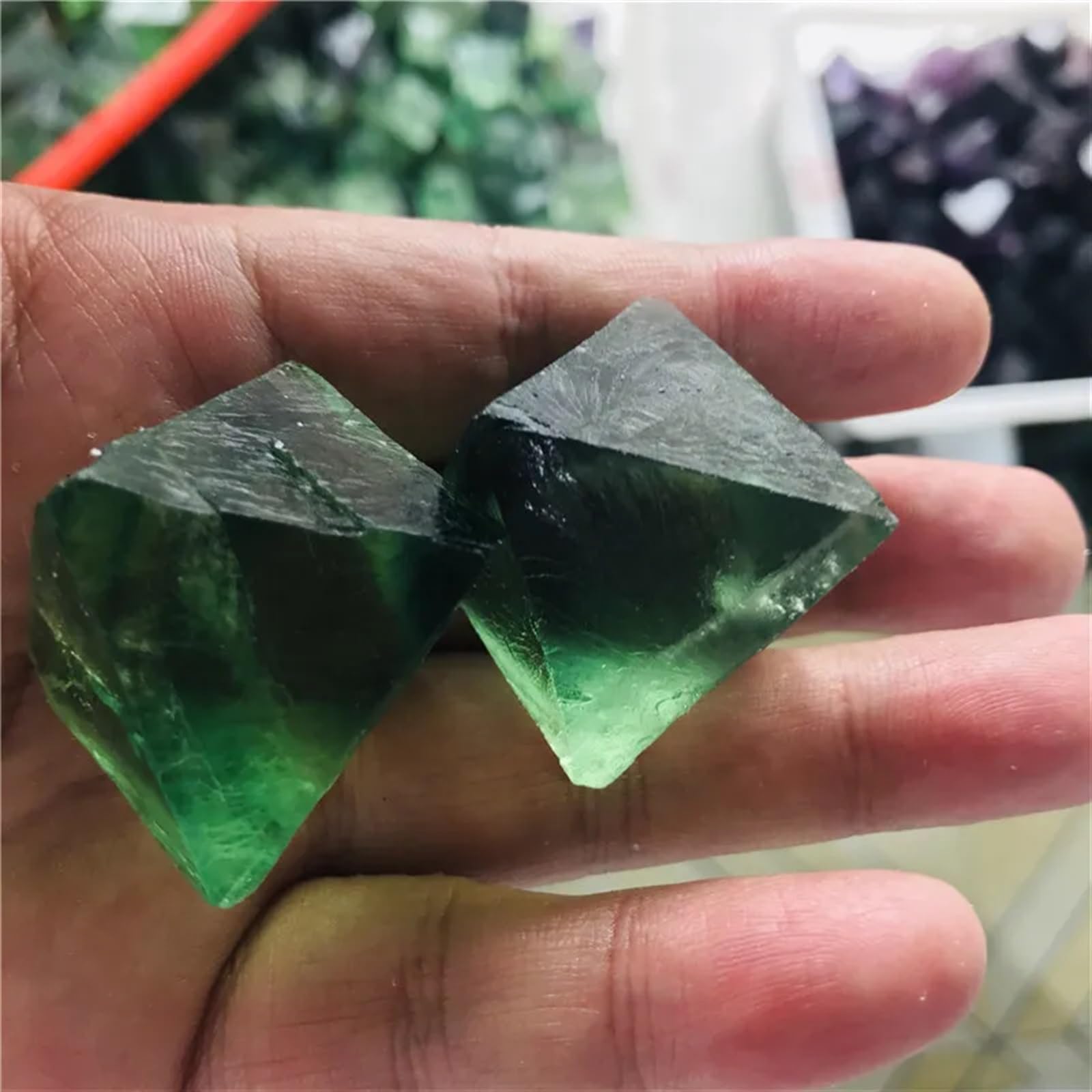 Cristal de flúor verde natural para crear un ambiente zen de meditación en tu oficina