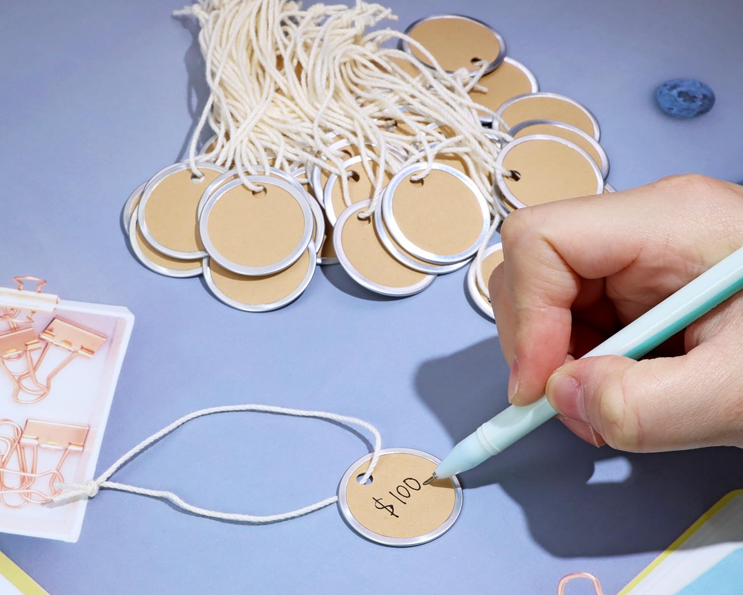 ONLYKXY Lot de 50 étiquettes vierges rondes avec ficelle en métal pour prix, cadeaux, bijoux, vêtements, vente de cour, fournitures de garage, étiquettes à suspendre (kraft, 3,1 cm)