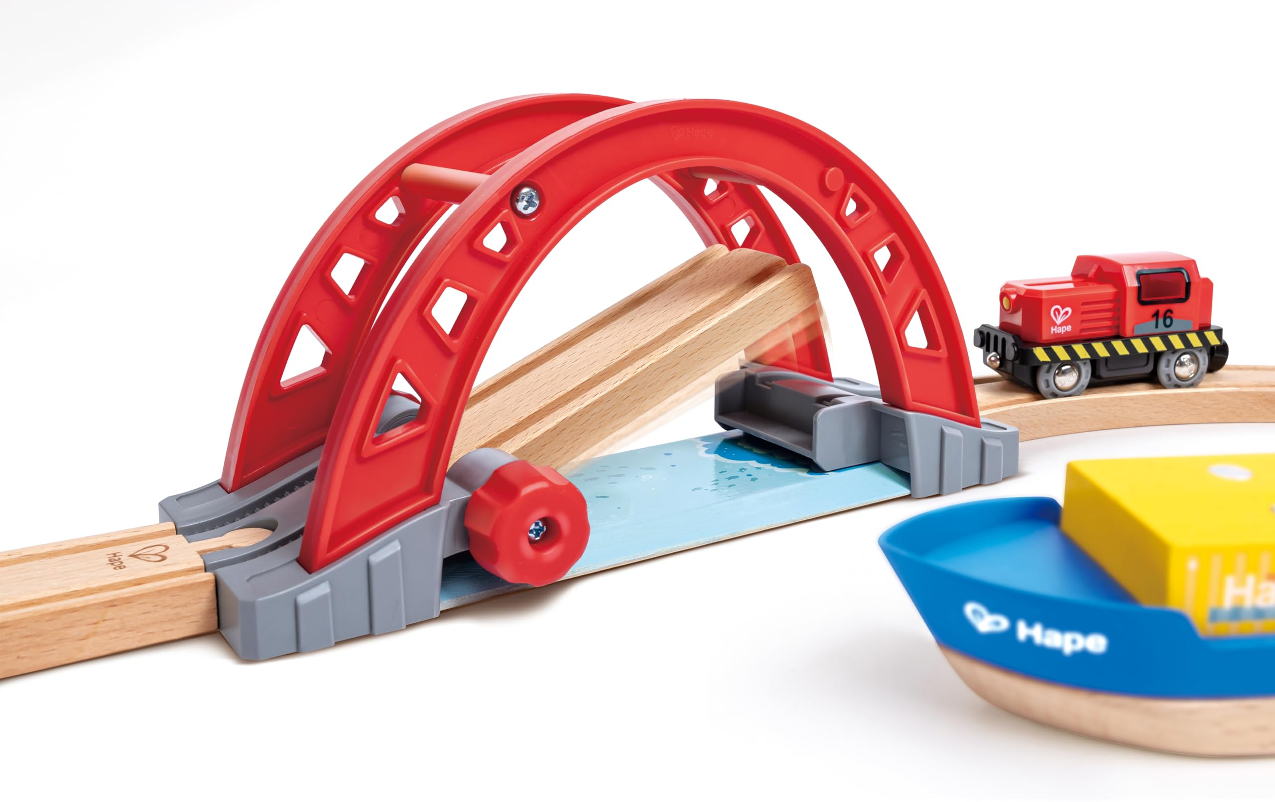 Hape Bahn- und Seefracht Set - Eisenbahn für Kinder, Holz-Frachtzug und Frachtschiff mit Kran, 2-in-1 Eisenbahn- und Hafen-Spielset, ab 3 Jahren