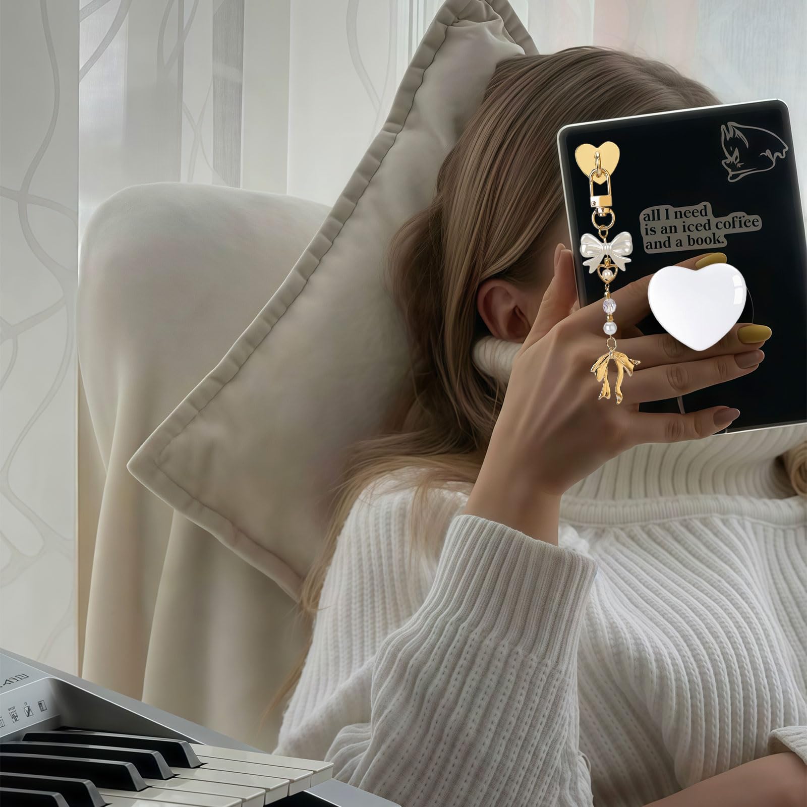 Zestaw białych charmsów dla Kindle, wraz z wtyczką chroniącą przed kurzem (typ C), uchwyt w kształcie serca i breloczkami do kluczy z haczykiem, kompatybilny z Kindle 11 i 12 generacji