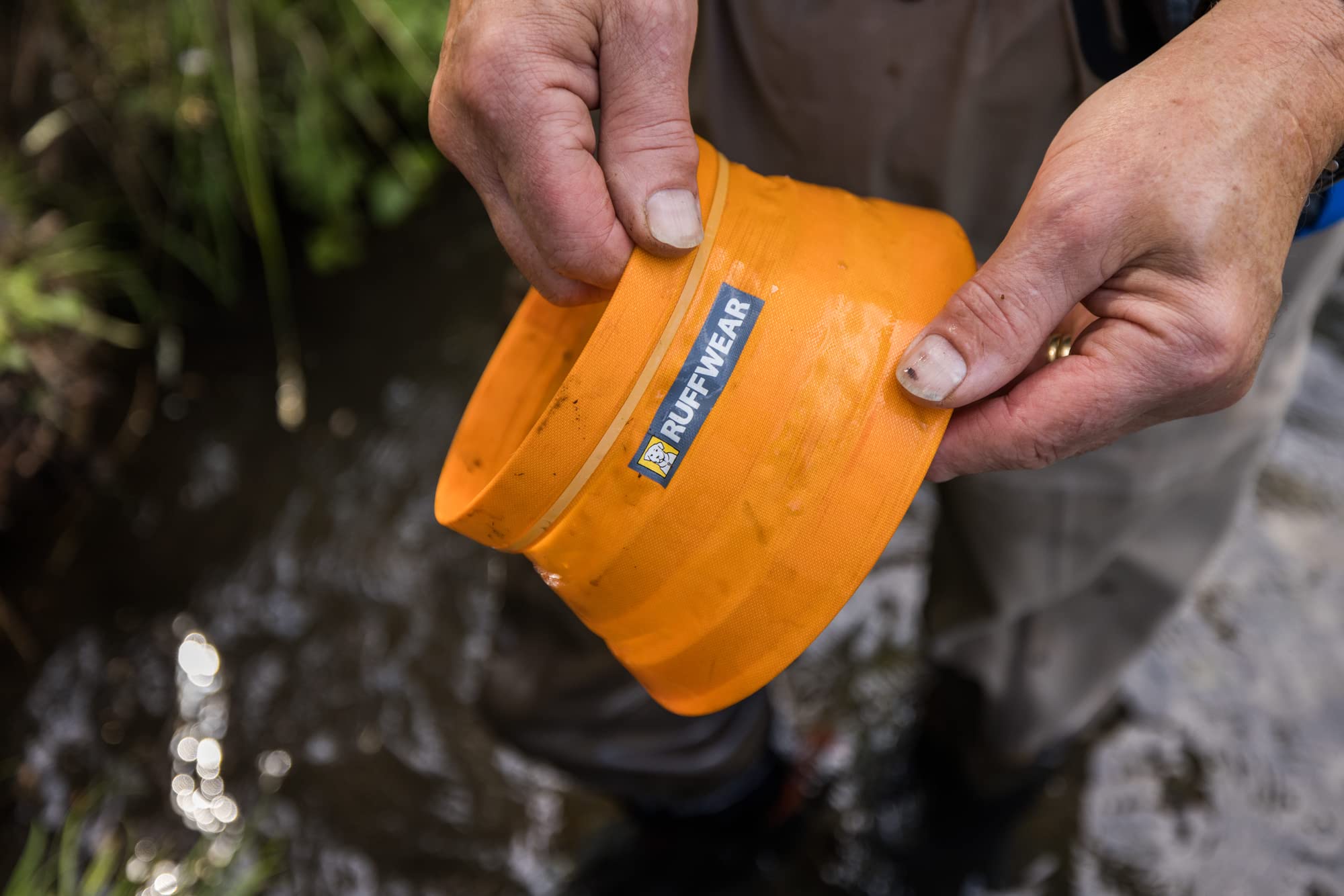 RUFFWEAR Bivy Składana miska dla psa, składana lekka podróżna miska na wodę dla psa i miska na karmę dla zwierząt domowych, składane podróżne miski dla psów i zwierząt, wodoodporna konstrukcja do pakowania, pomarańczowa