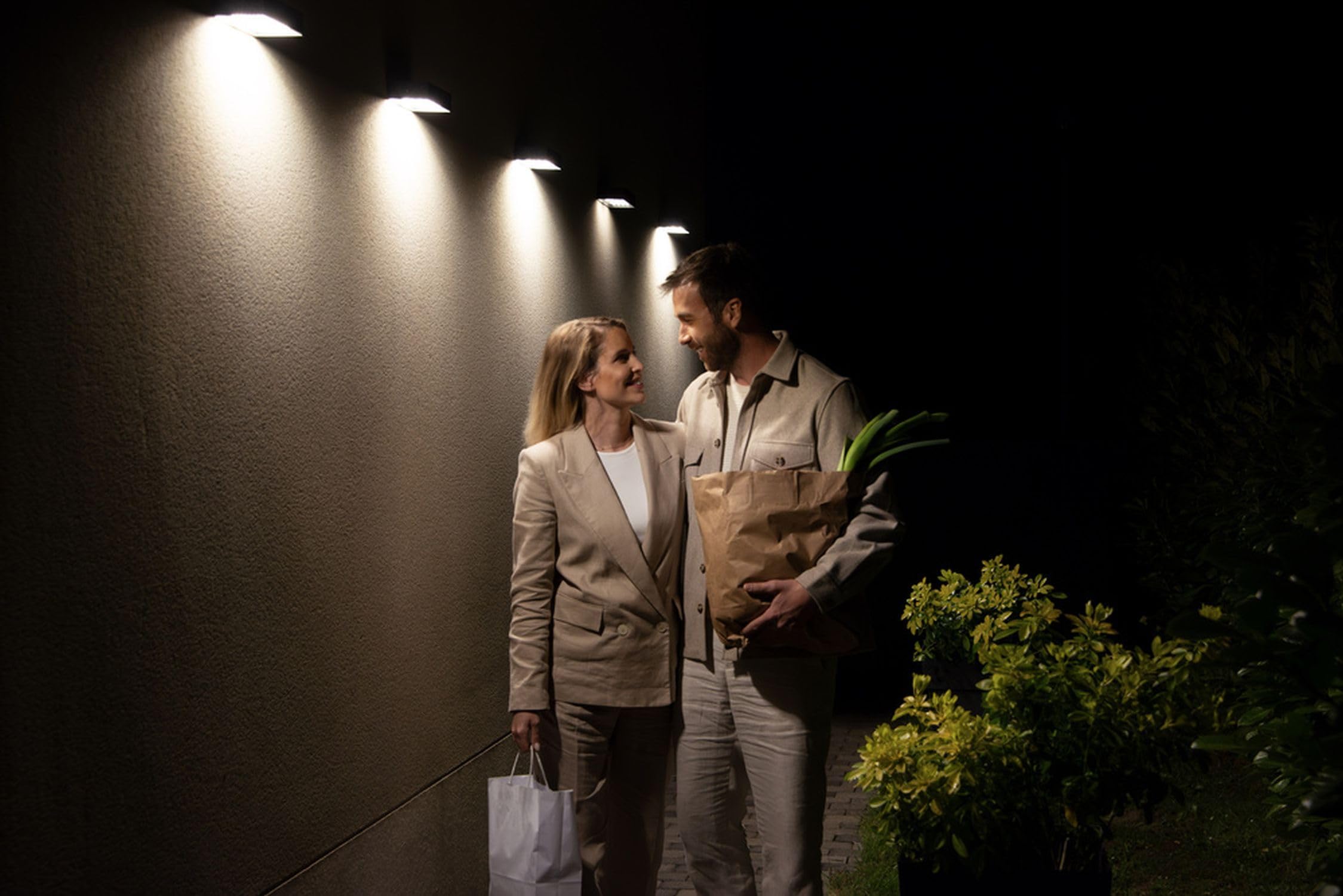 Licht-Erlebnisse LED Solar Wandlampe mit Bewegungsmelder Metall Dunkelgrau 3000 K IP65 Garten Terrasse B:23 cm stilvoll Außen Wandleuchte Balkon