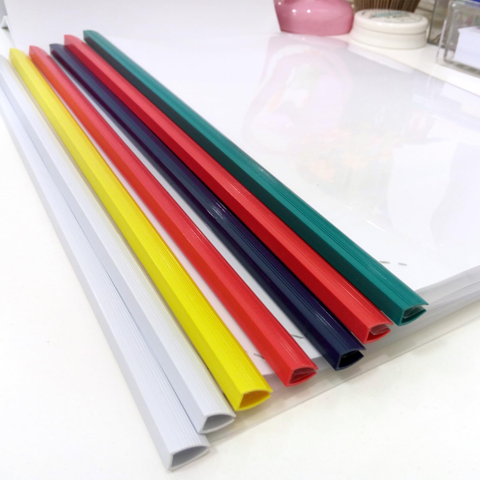 PATIKIL 100pz Barre Rilegatura, 10mm Dorsi Plastici Rilegatura 70 Fogli Capacità Raccoglitore Rapporto Formato A4 Raccoglitore Presentazione Triangolare per Copertina Rapporto, Bianco