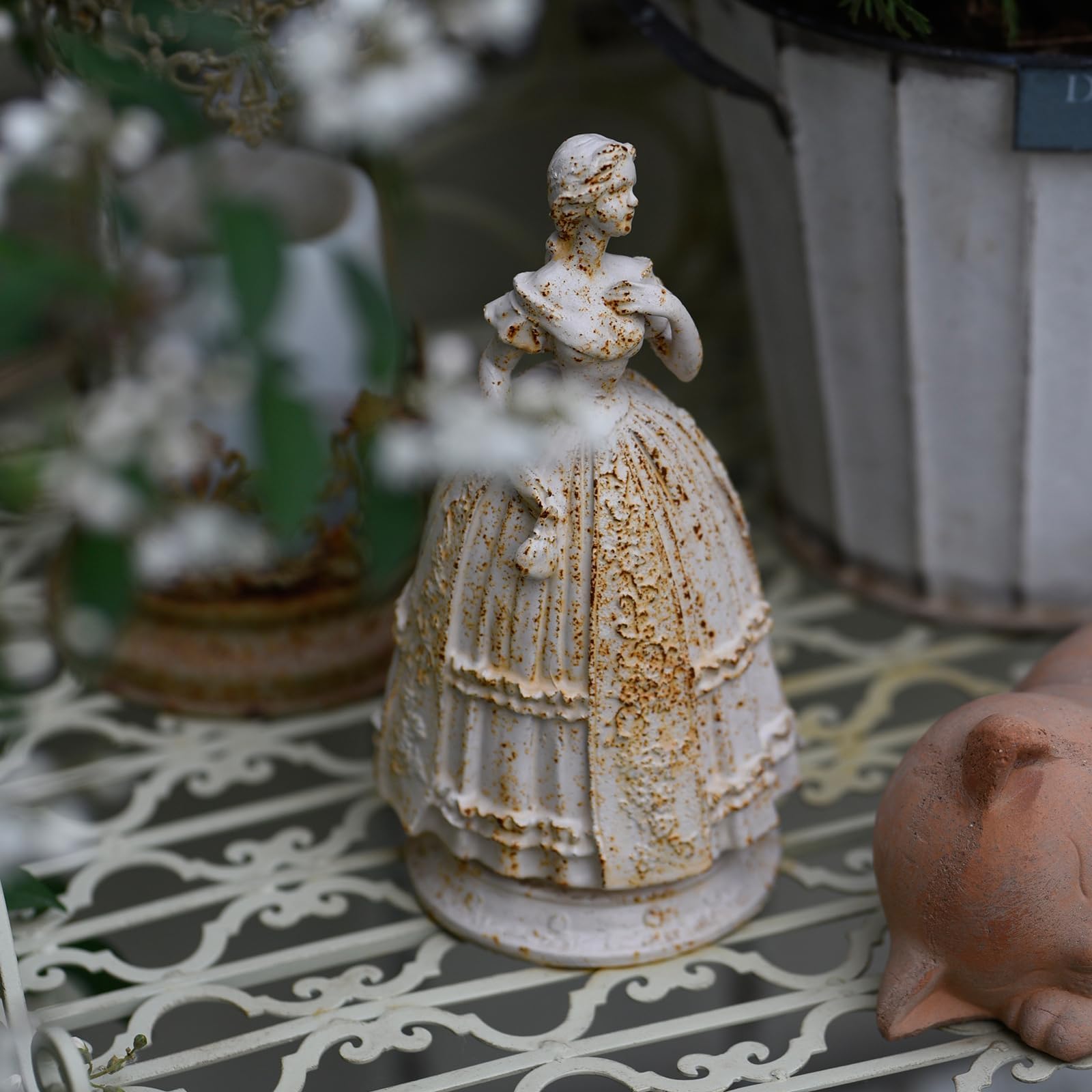 23cm Vintage Gartenfigur aus Gusseisen, Viktorianische Damenskulptur mit Handtasche, Rustikale Gartendekoration, Innen- und Außenbereich (Weiß)