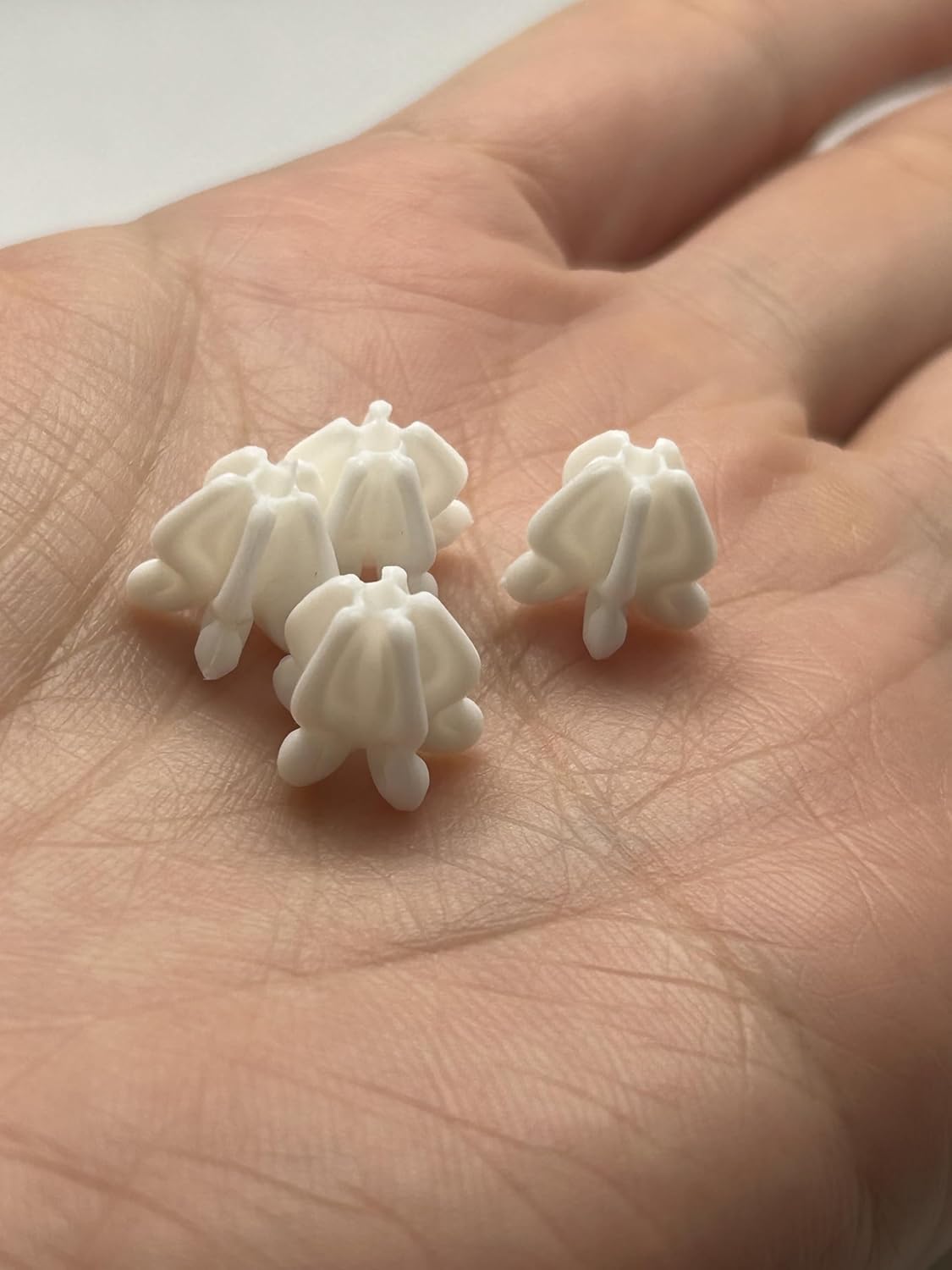 500 PCS Small Plastic Crown Flower Beads for Jewelry Making, DIY, Garland, Craft Supplies (White)