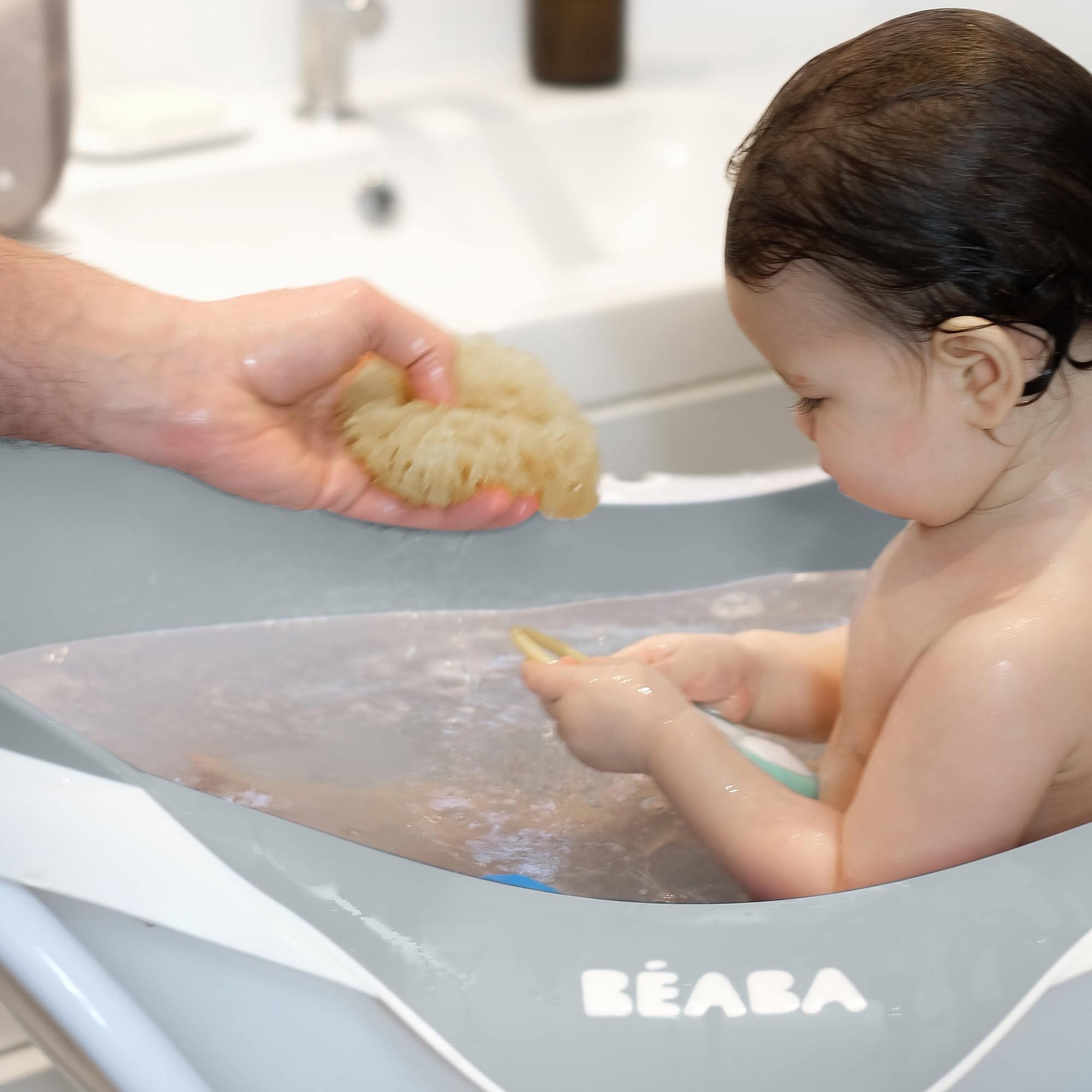 BÉABA Bañera para Bebé, Antideslizante y Cómoda, Ergonómica y Multifunción, Material Suave, Tapón de vaciado, Camélé'O, Fabricada en Francia, Gris