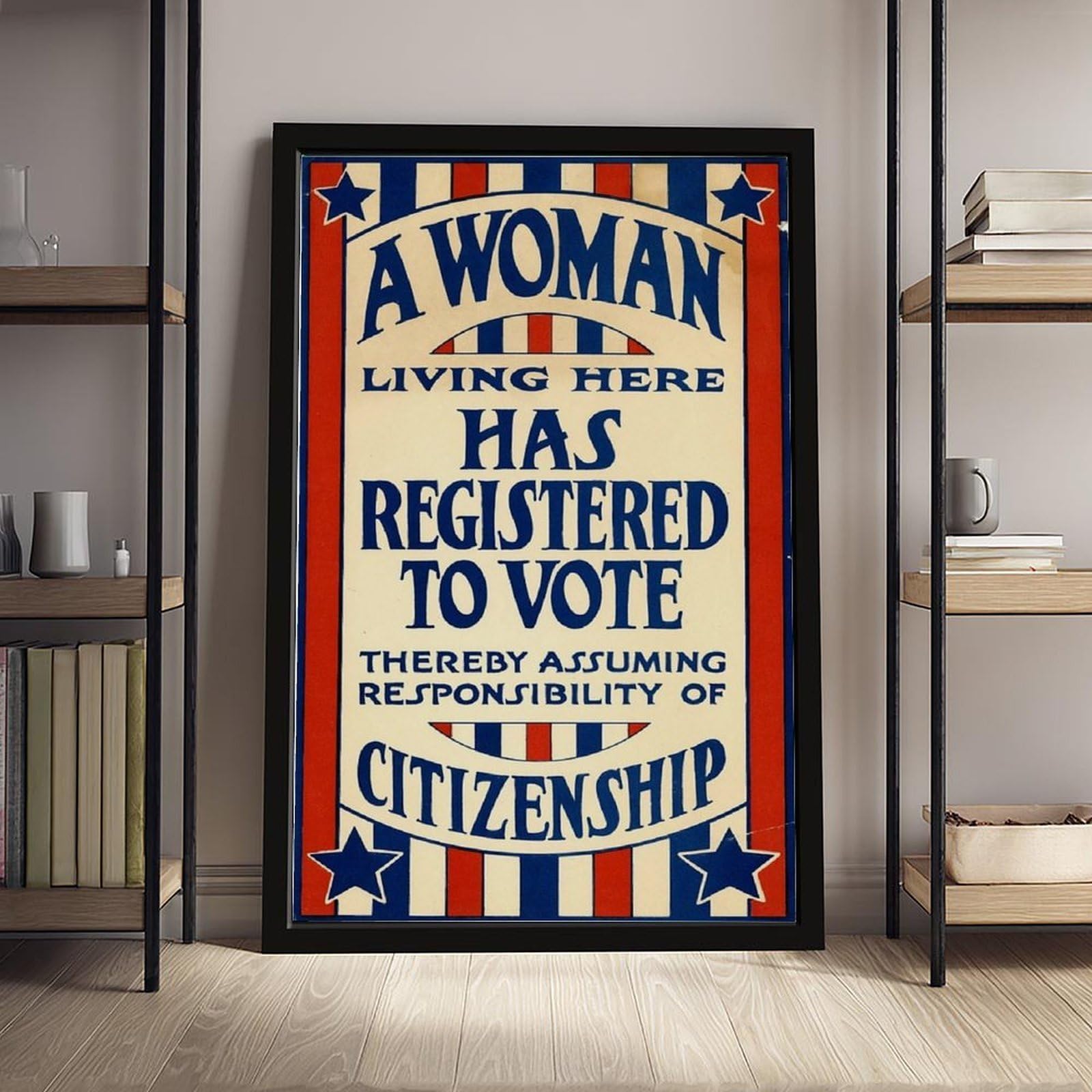 WCYB Cartel decorativo de pared con texto en inglés "A Woman Living Here Has Registered to Vote" (Una mujer viviendo aquí ha registrado para votar) - Letrero de votación de mujer con derecho a votar