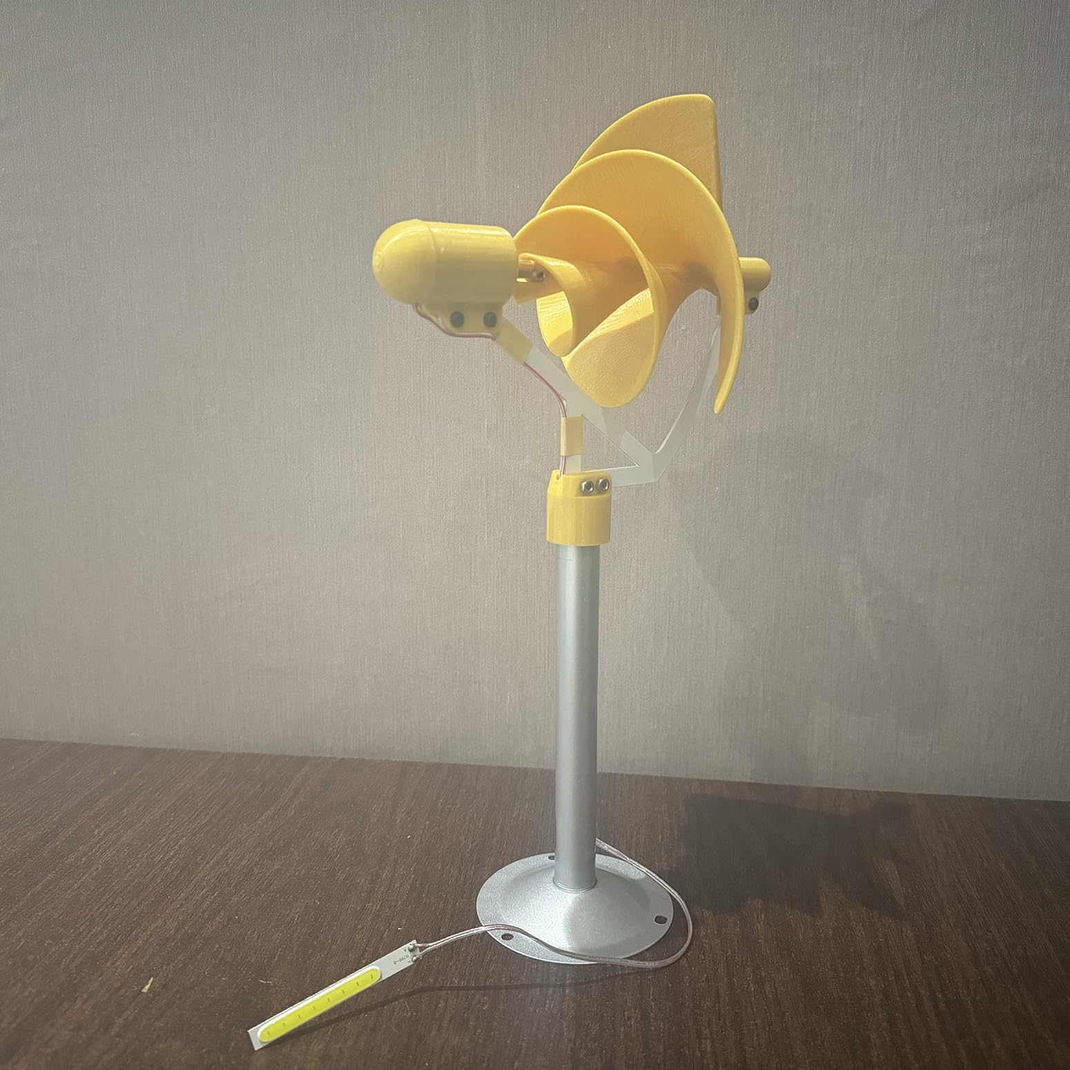 10W Micro Spiral Wind Generator Model 12V Stały generator magnesów DIY żółta turbina wiatrowa Model Breeze Start Generator Światło z diodą LED do badań, nauczania, dekoracji,Yellow