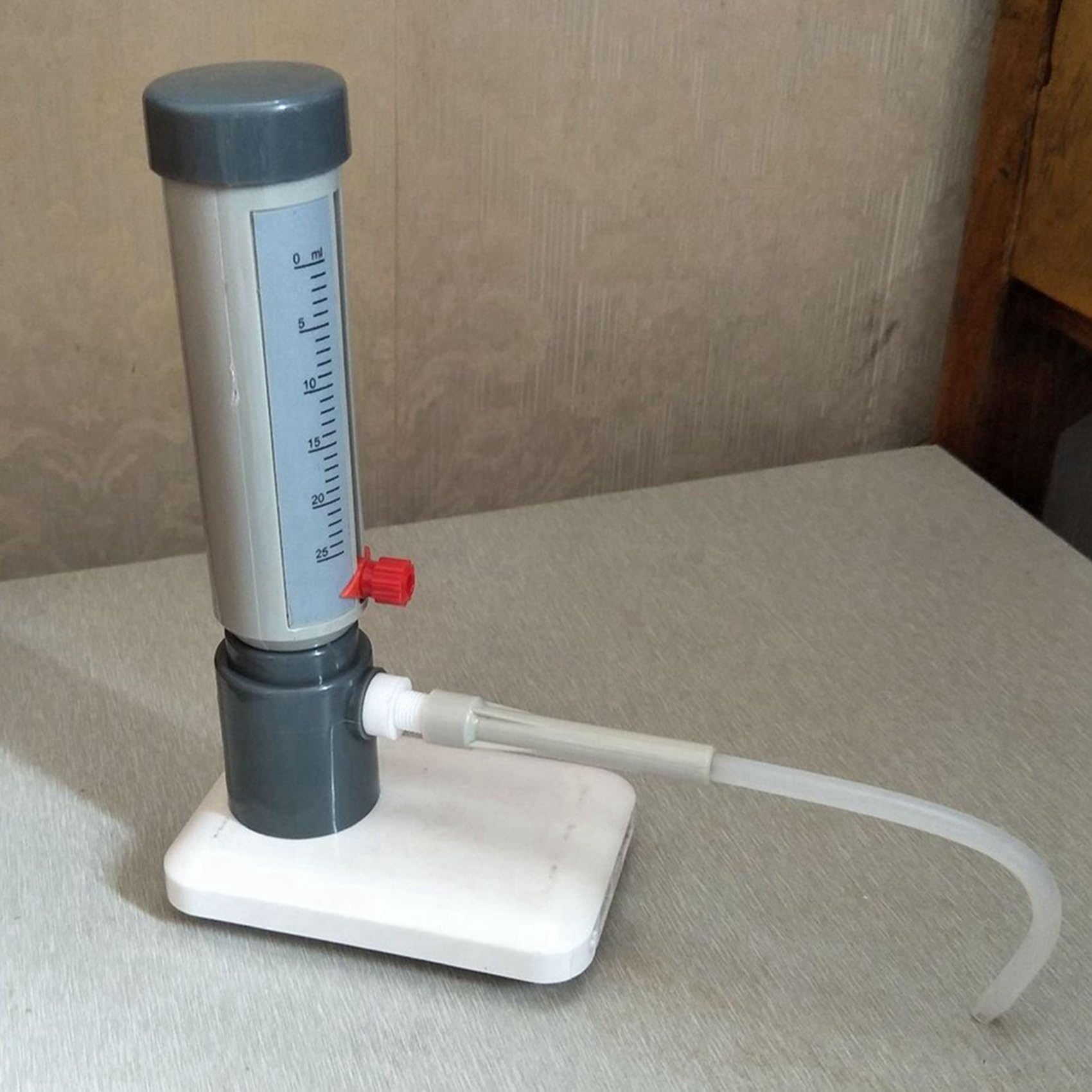 Dispensador de botella de laboratorio aplicable a soluciones de 5