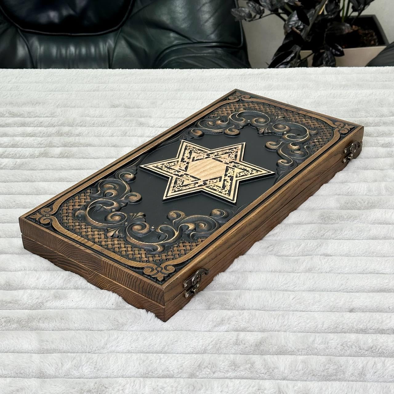 Backgammon aus Eschenholz – Davidstern Gravur – 48×23 cm – Handgefertigtes Set mit Epoxid-Spielsteinen – Geschenkidee für Kenner „Davidstern“ (2 Design)