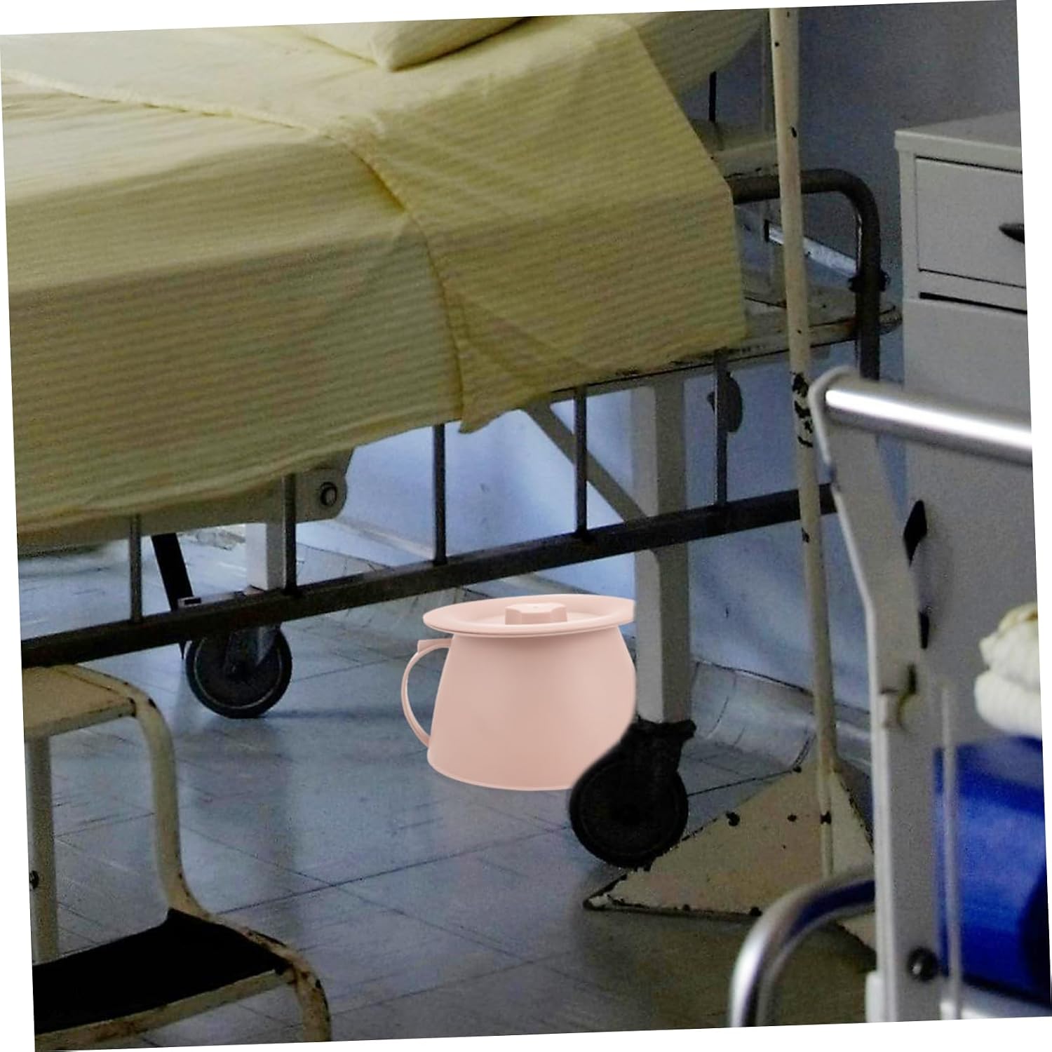 Ergonomic Portable Urinal for Women Thickened Spittoon Lid and Non-Slip Base