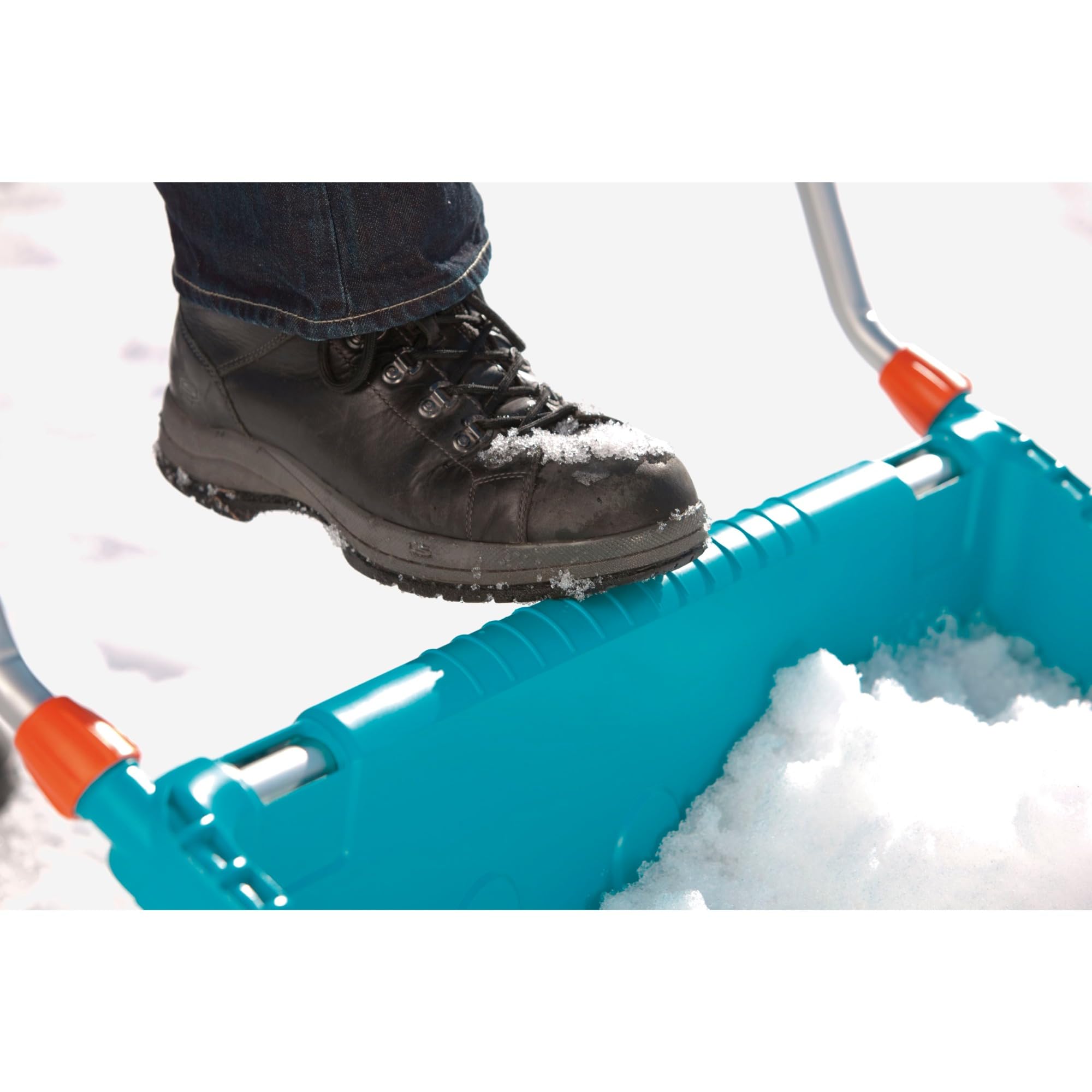 Gardena Schneewanne: Breiter Schneeschieber mit 3-stufigem Teleskopgestänge, Arbeitsbreite 70 cm, verstärkte Trittkante, zusätzliche Griffe für einfaches Abkippen (3260-30)