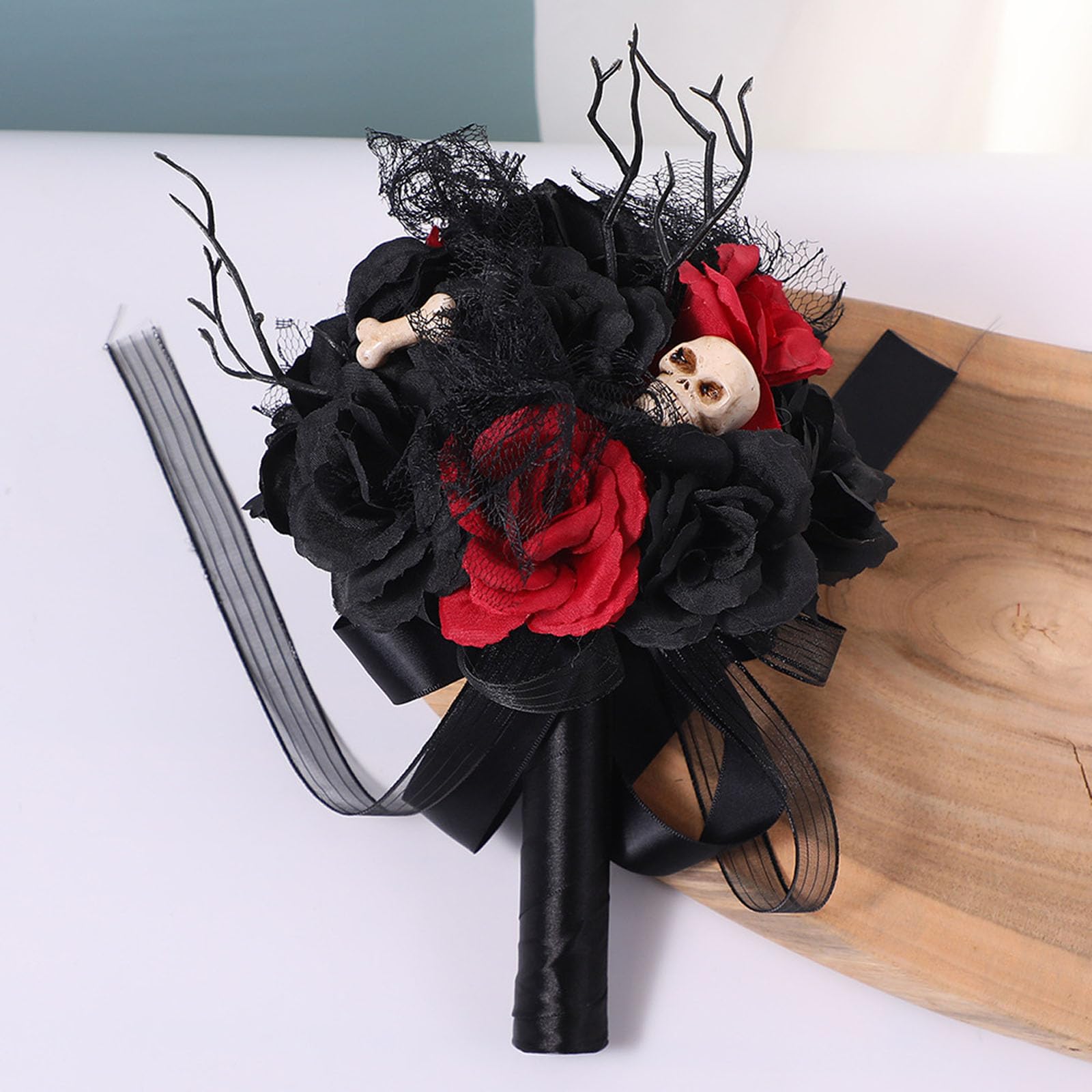 Bouquet de mariage sombre style gothique noir et bordeaux rose pour mariée