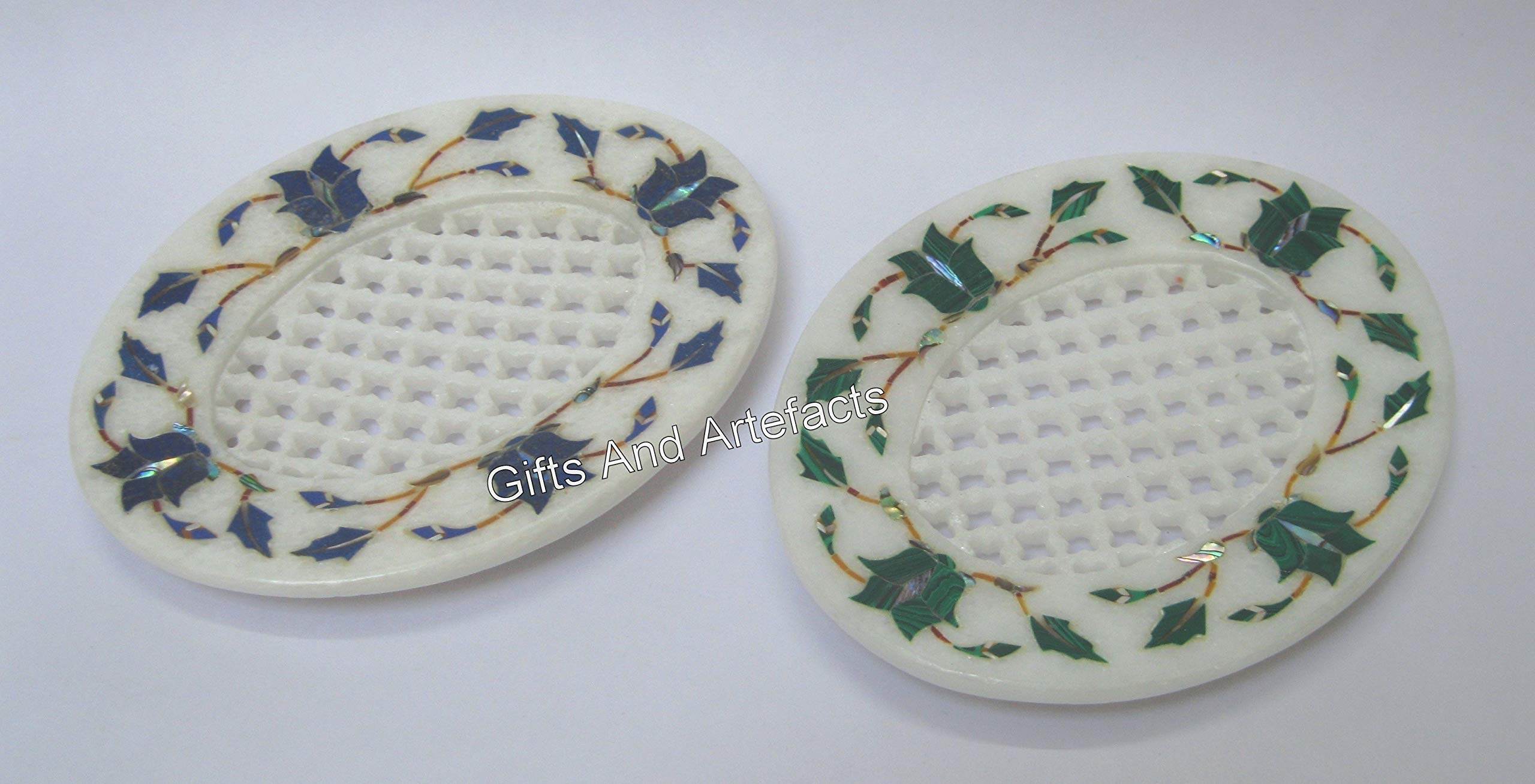 Porte-savon en marbre blanc ovale avec détails filigranes pour salle de bain chic