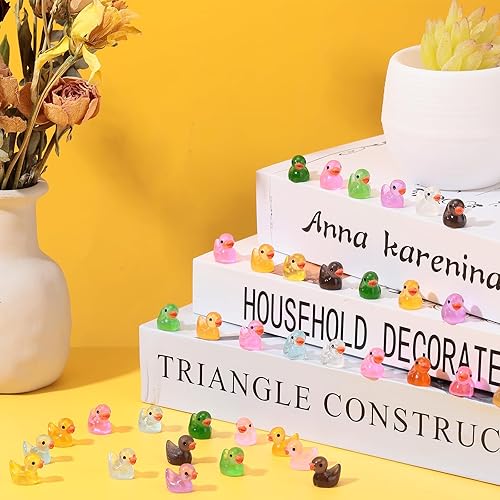 Miniatura 4 de Junkin 700 piezas de mini pato de resina que brilla en la oscuridad, figuras en miniatura de pequeños patos pequeños, adornos de casa de muñecas,