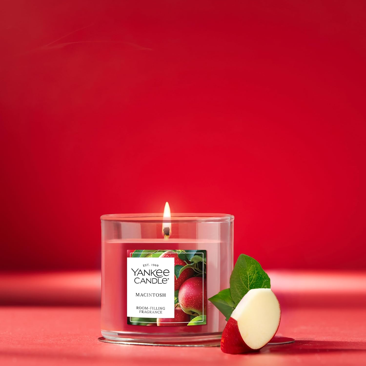Yankee Candle Small Tumbler Scented Candle with up to 40 Hour Burn Time, Premium Plant Wax Blend for Consistent Burn, 4.3 oz Tumbler Candle with Room Filling Fragrance, Macintosh