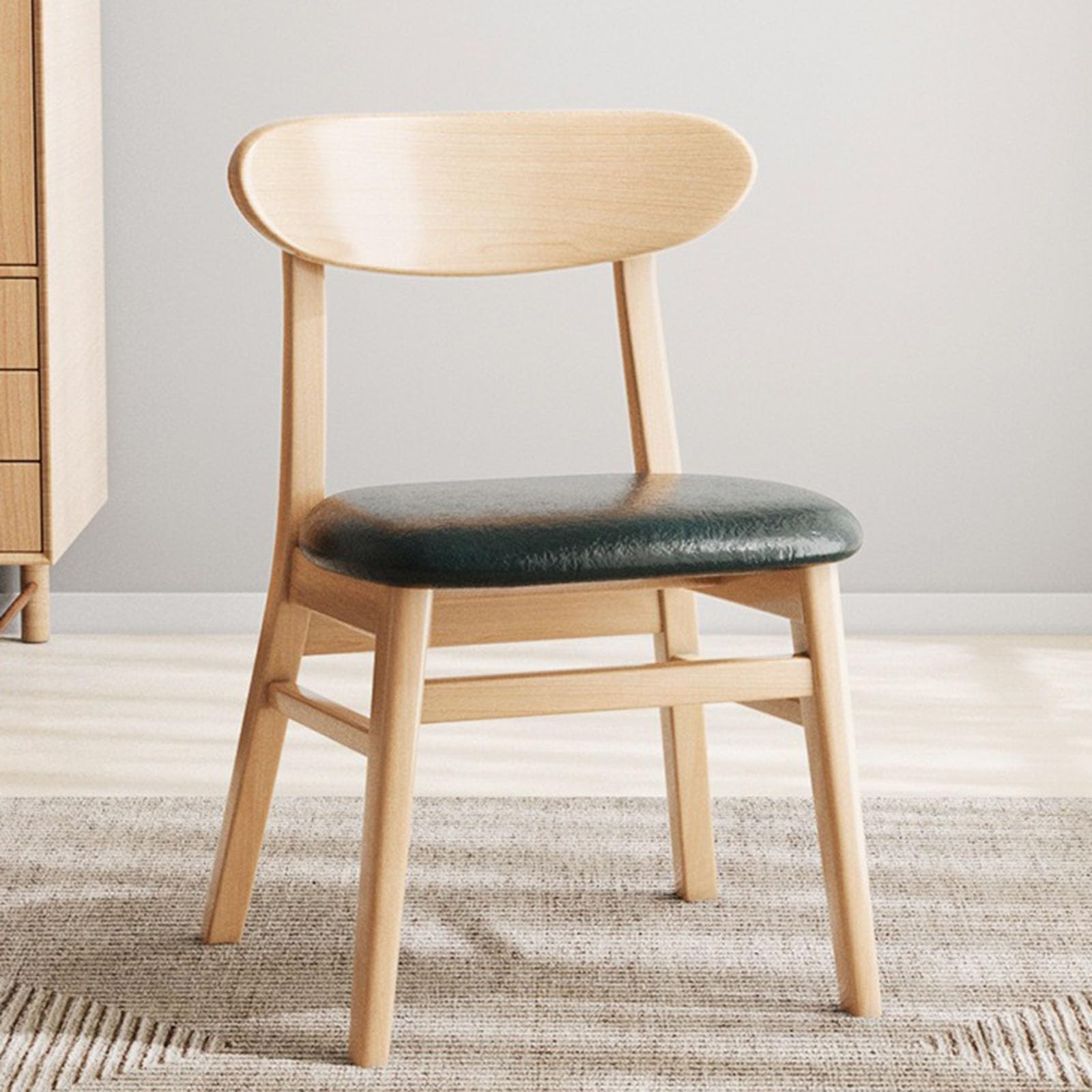 Chaise en chêne massif au design épuré et élégant mid-century pour une salle à manger raffinée