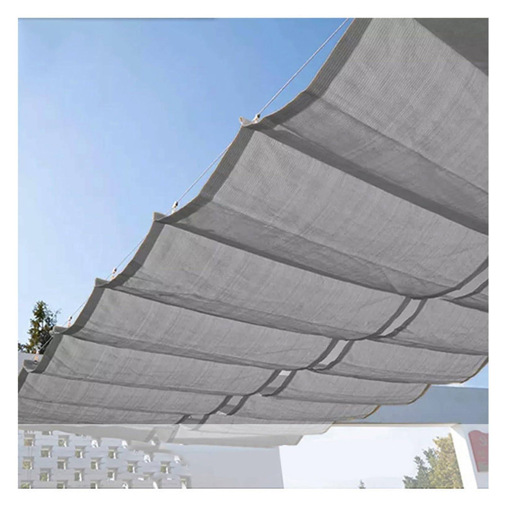 Voile d'ombrage rétractable pour sublimer vos déjeuners en terrasse