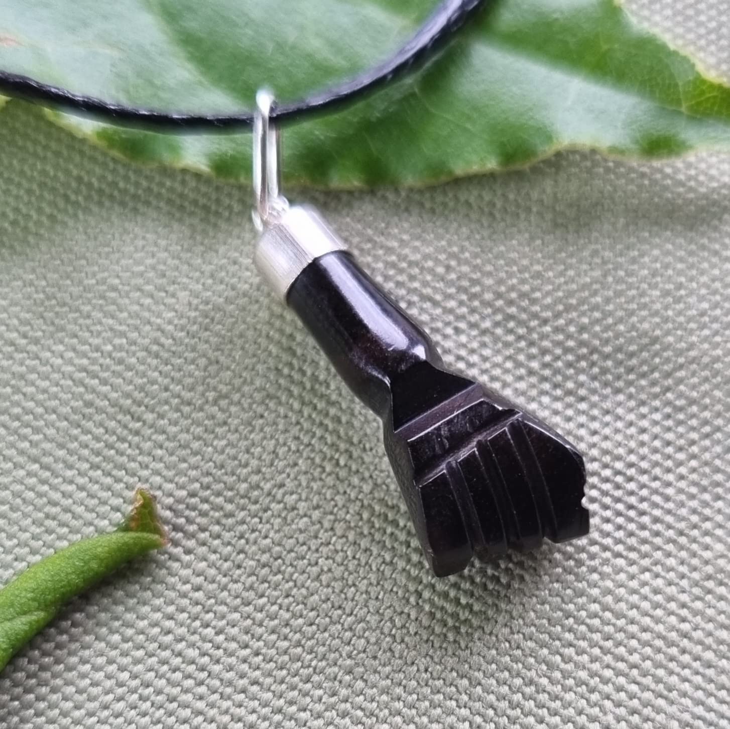 Mano puño de azabache asturiano AUTÉNTICO mal de ojo - incluye cordón, casquillo plata de ley — view 3