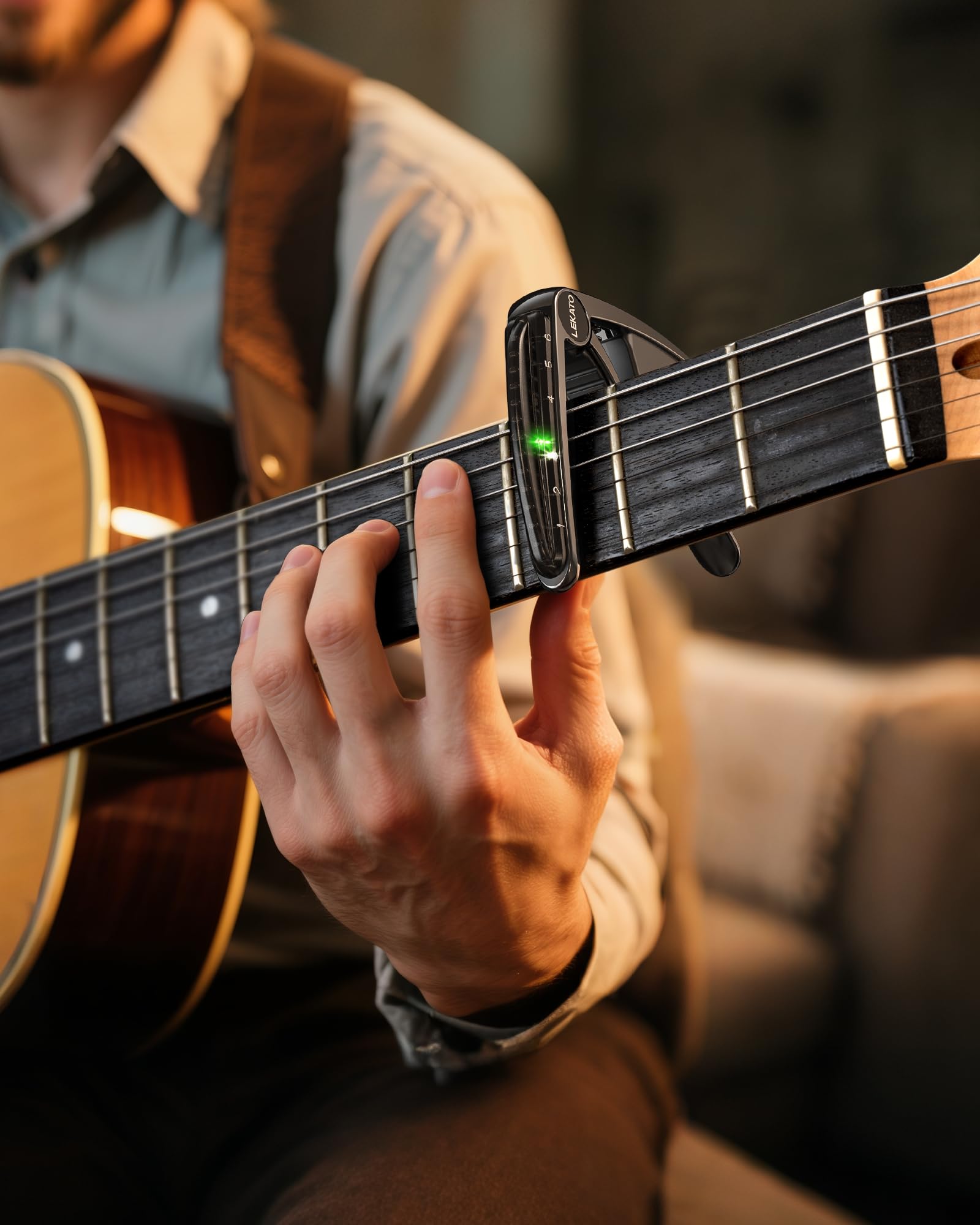 LEKATO Capo-Tuner 2 en 1 para guitarra de 6 cuerdas con batería recargable USB, pantalla LED de iluminación de borde, afinador cromático de guitarra