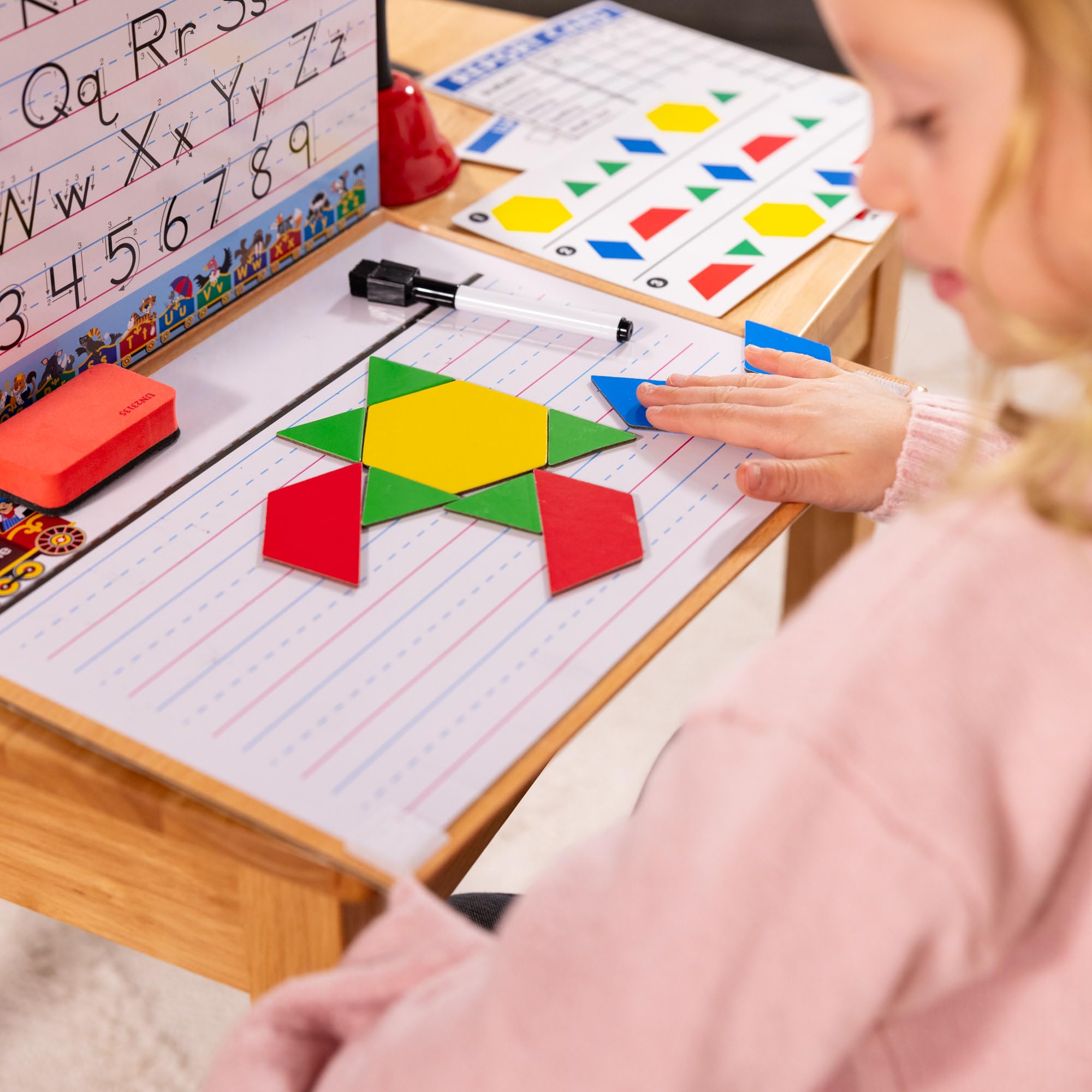 Melissa & Doug Set de Juego Hora de la Escuela! Juego a ser el Profesor o el Estudiante, Juego Educativo con 150 Accesorios, Regalo para niños y niñas de 4 5 6 7 8 años - Certificados FSC