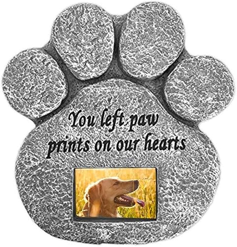 Lápida personalizada con la frase "You Left Paw Prints On Our Hearts" grabada para mascotas, piedra conmemorativa para nombre y fecha, con marco de