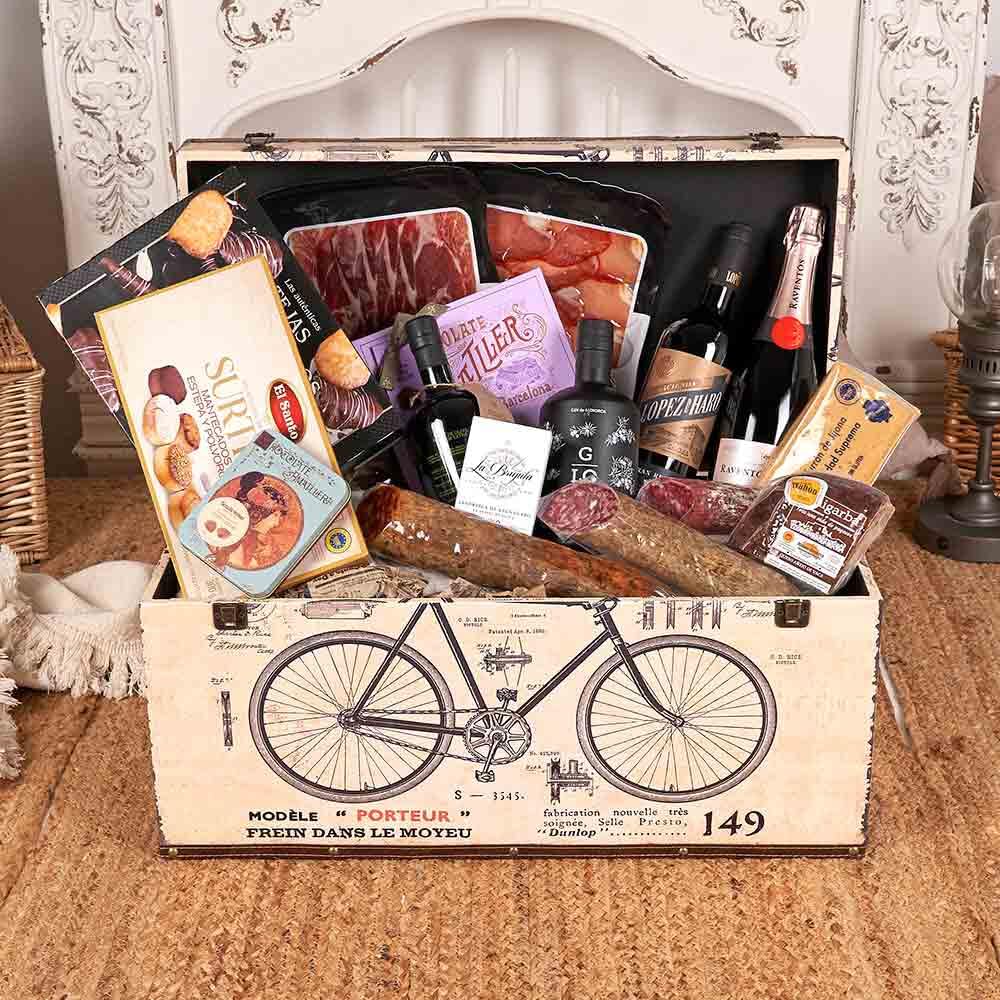 Cesta de Navidad - Lote Gour 445-25 / de lujo con cava Raventós i Blanc, vino Gran Reserva, gin Glop Menorca, ibéricos, queso Binigarba y dulces en baúl de madera