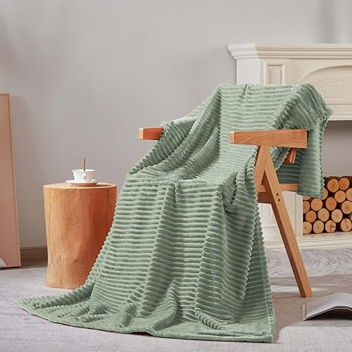 Miniatura 3 de Manta de franela verde salvia (50 x 70 pulgadas) con bolsa de almacenamiento, 300 GSM súper suave con patrón de rayas de forro polar para adultos y