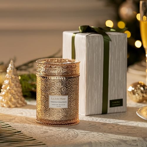 Miniatura 3 de LA JOLIE MUSE Vela de Navidad  Amaretto Crème Brûlée  Licor de almendra, fruta seca y caramelo  19 oz mecha de madera  90 horas de combustión limpia