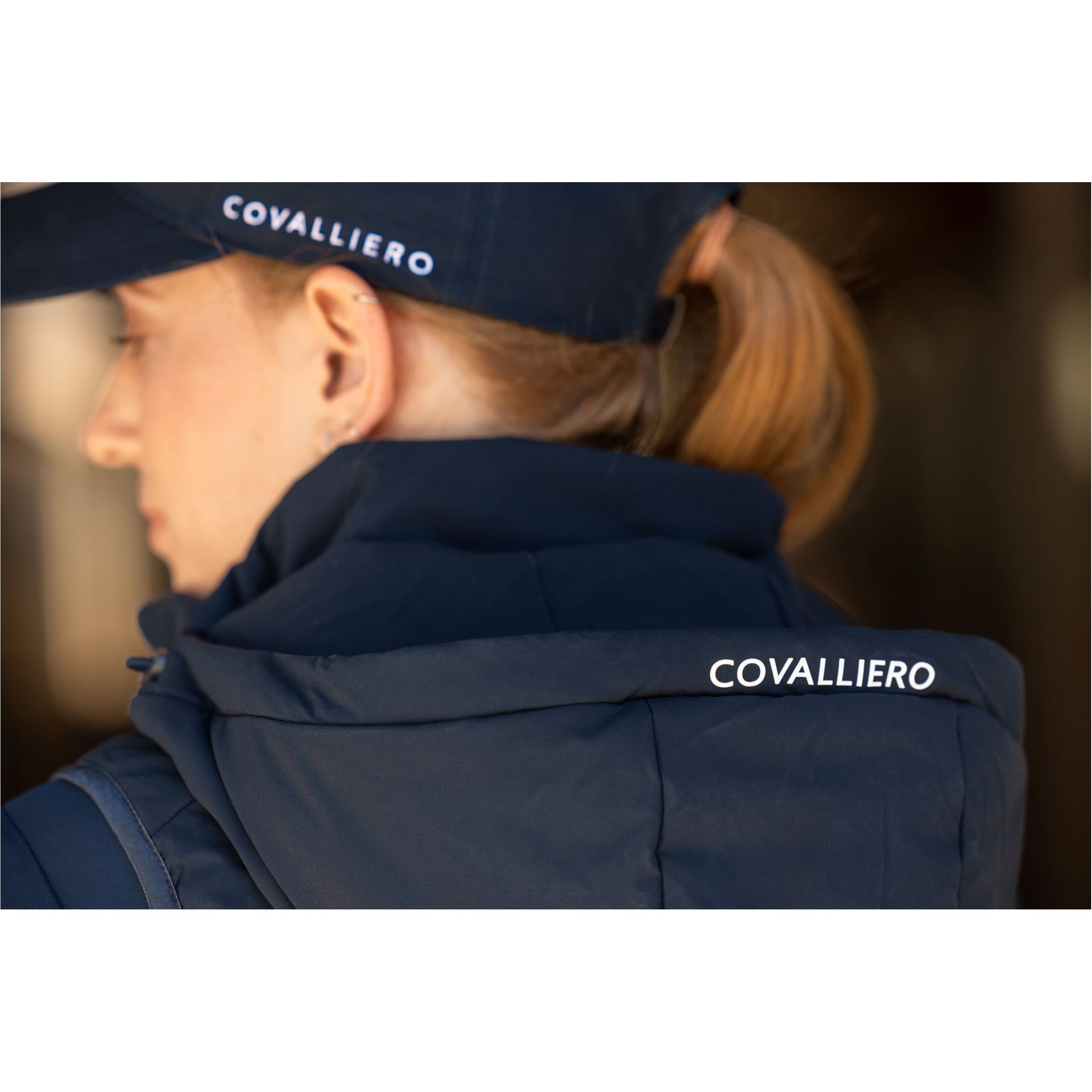 Covalliero - Damen Reitweste – Weste mit abnehmbarer Kapuze – Sportweste aus Polyester – Damenweste mit 2 Taschen & 2-Wege-Reißverschluss – Reitbekleidung in Dark Navy – Größe XS
