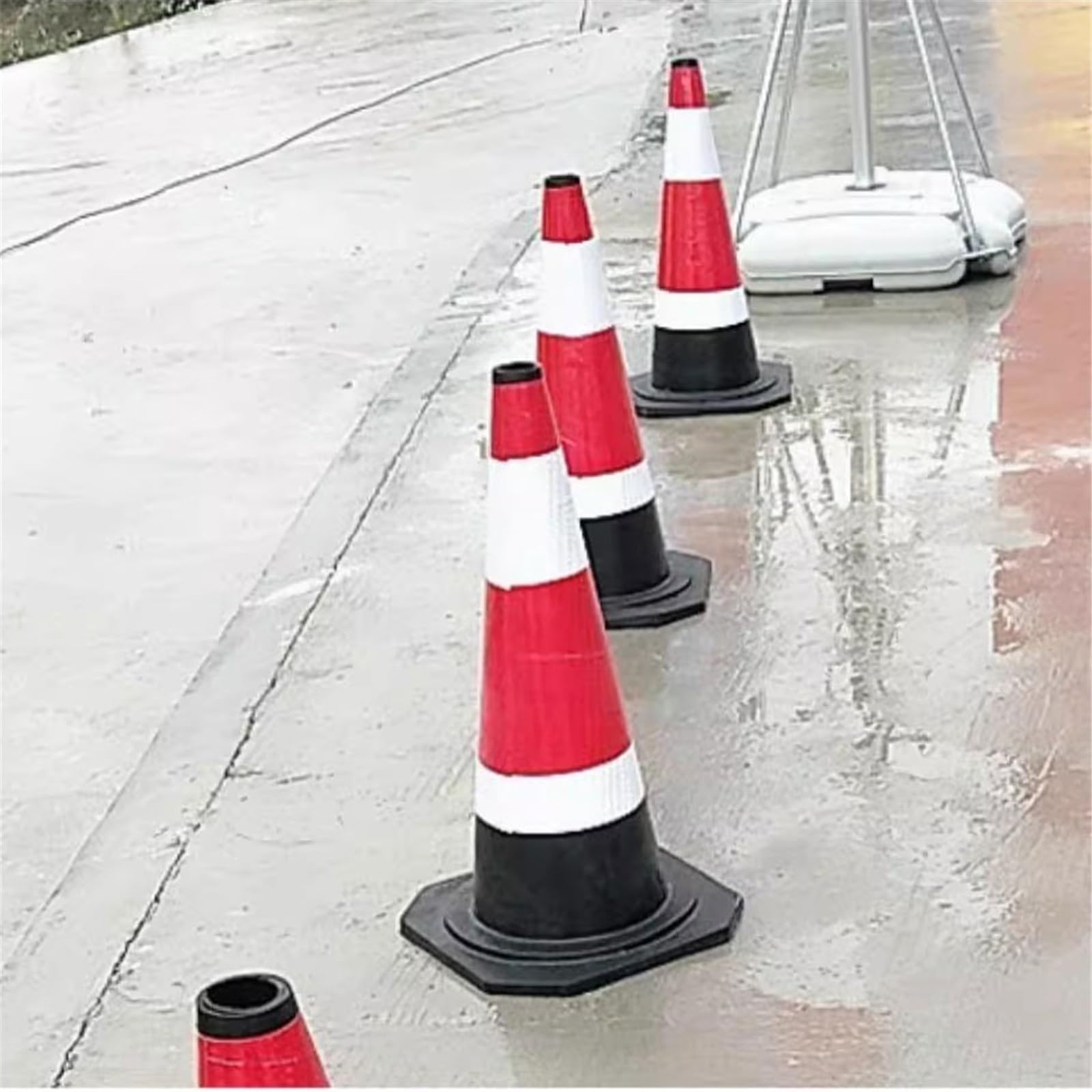 Cône de signalisation portable, résistant, Lot de 5 cônes de signalisation routière avec collerette réfléchissante et base lestée, 45 x 45 x 90 cm