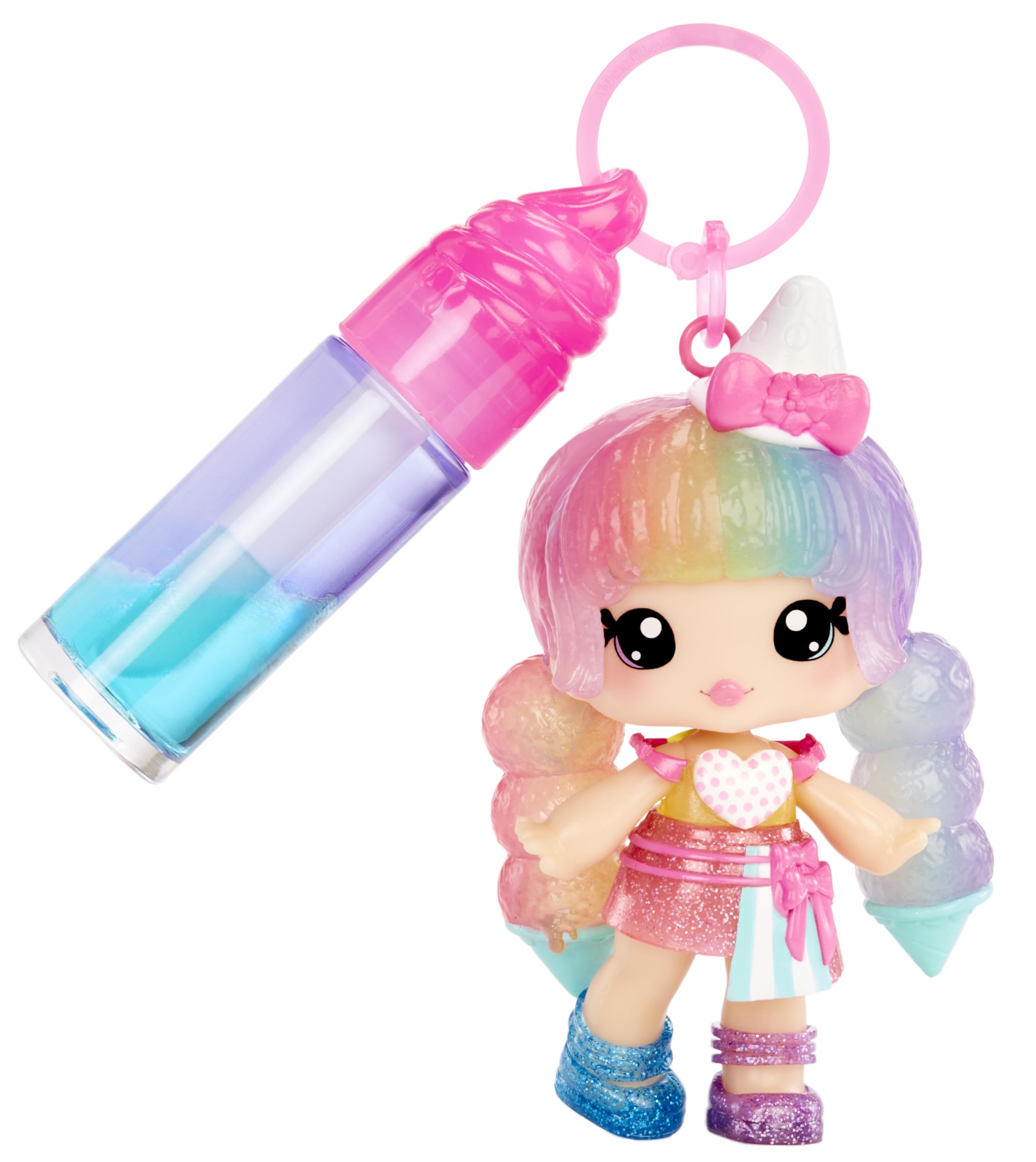 Poupée Yummiland Stephie Snowcone tenant son kit de gloss DIY bicolore et son porte-clés.