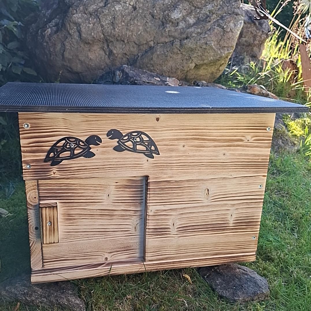 Maison pour tortue avec entrée fermable, fond et toit amovible en bois massif de sapin de 18 mm d’épaisseur flammé (SK01G)