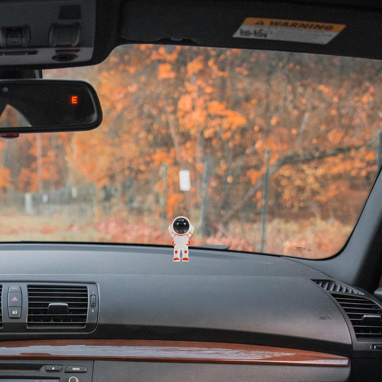 Car Interior Astronaut Compass Mini Dashboard Navigation Tool Portable Orange Plastic Vehicle Guide Compass for Outdoor and Automotive Decoration