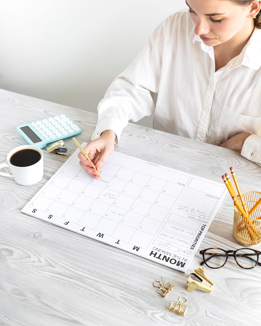 Sorted Mind Co, calendario da scrivania e agenda mensile, 24 fogli grandi da strappare, formato A3 (29,7 x 41,9 cm), agenda non datata per ufficio, casa e studenti, organizer per obiettivi, attività e