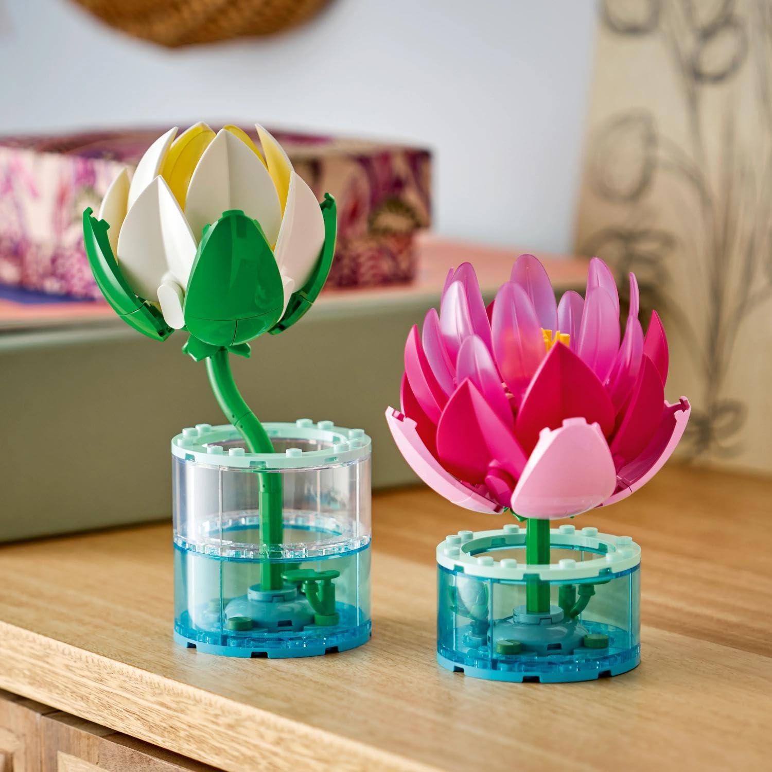 LEGO Botanicals Les Nénuphars - Set de Fleurs Artificielles - Fausses Plantes en Pot dans Vases Transparents - Décoration DIY pour Chambre d'enfant - Cadeau pour Fille dès 9 Ans ou Adulte 11511