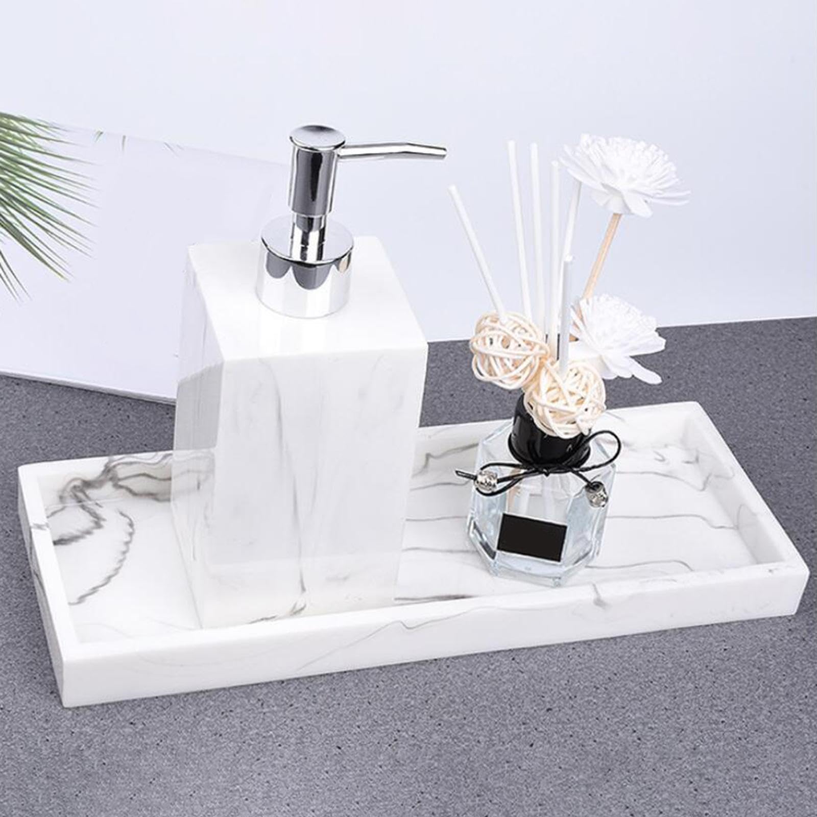 Set portaspazzolino bianco e portaspazzolino con superficie liscia in marmo, elegante lavandino, accessori multifunzionali