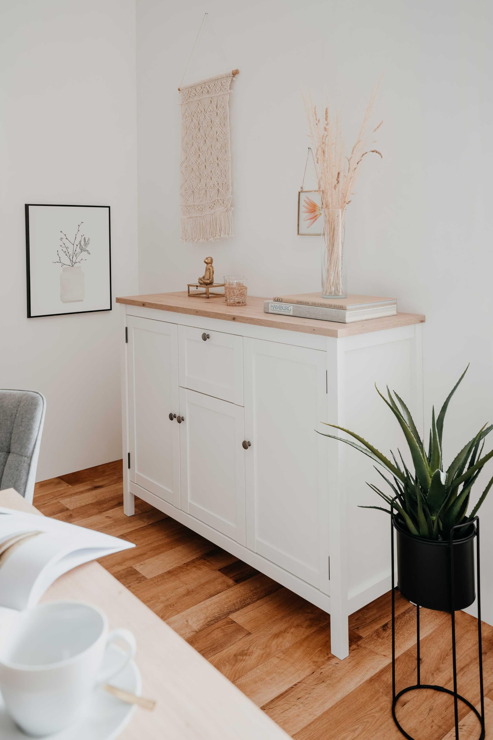 Landhaus Sideboard (B/H/T: 120 x 90 x 40 cm) 3 Rahmentüren, 1 Schubkasten | Stollenfüße | Metallbeschläge antik | Magnetverschluss