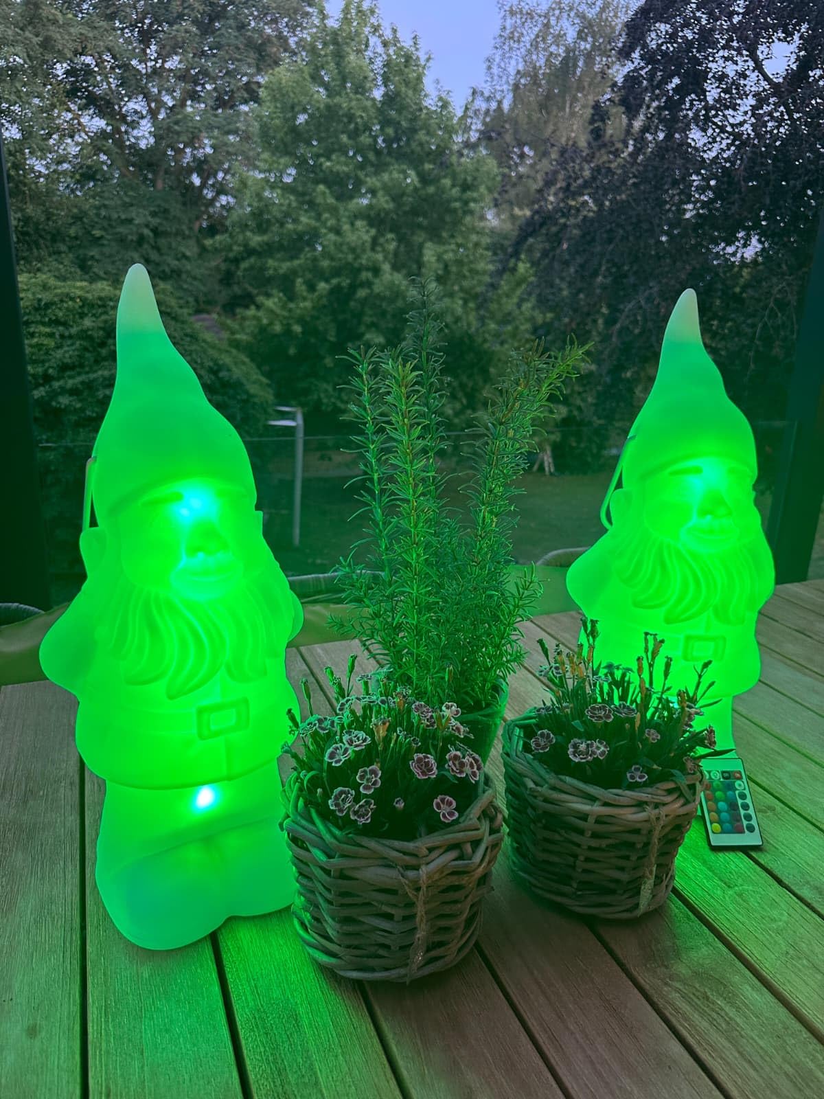 Van Manen LED Solar Gartenzwerg XXL (51cm) – Moderne Multicolor Outdoor Lampe IP44 mit Fernbedienung & Lichtsensor – Wetterfeste Solarleuchte & USB wiederaufladbar (Höhe: 51 cm)