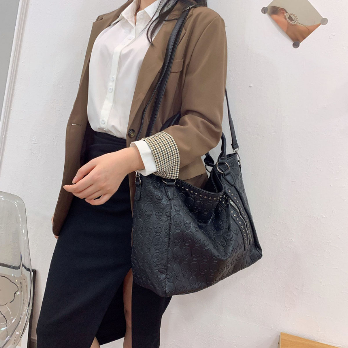Bolso Tote Grande para Mujer con Calaveras y Tachuelas miniatura 7