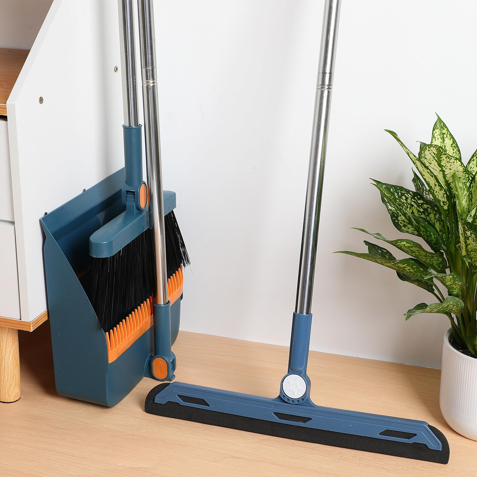 Klappbares Besen und Kehrschaufel Set mit Drehbarem Besen Platzsparend und Robust Effektive Reinigung für Haushalt Küche und Schwer Zugängliche Ecken Langlebiges Set in Blau
