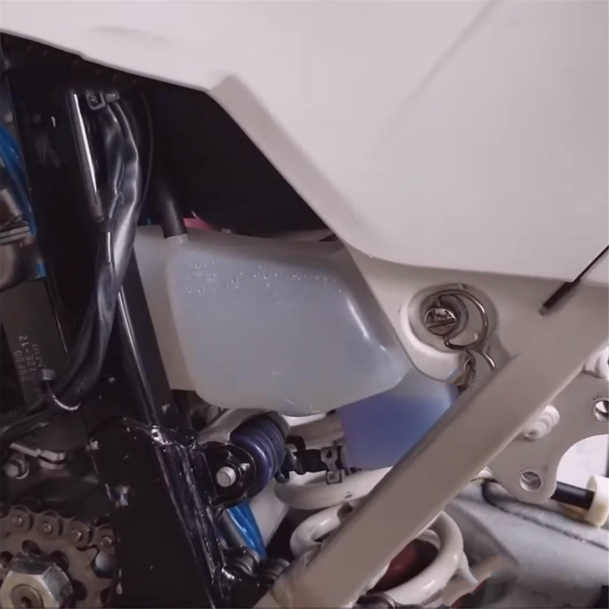 Wyrównawczy Płynu Chłodzącego Zbiornik wyrównawczy Zbiornik Płynu Chłodzącego Do Chłodnicy, Pasuje SUZUKI DRZ 400 2000 2001 2002 2003 2004, Zatyczki, Butelka Przelewowa Przechowywania Wody